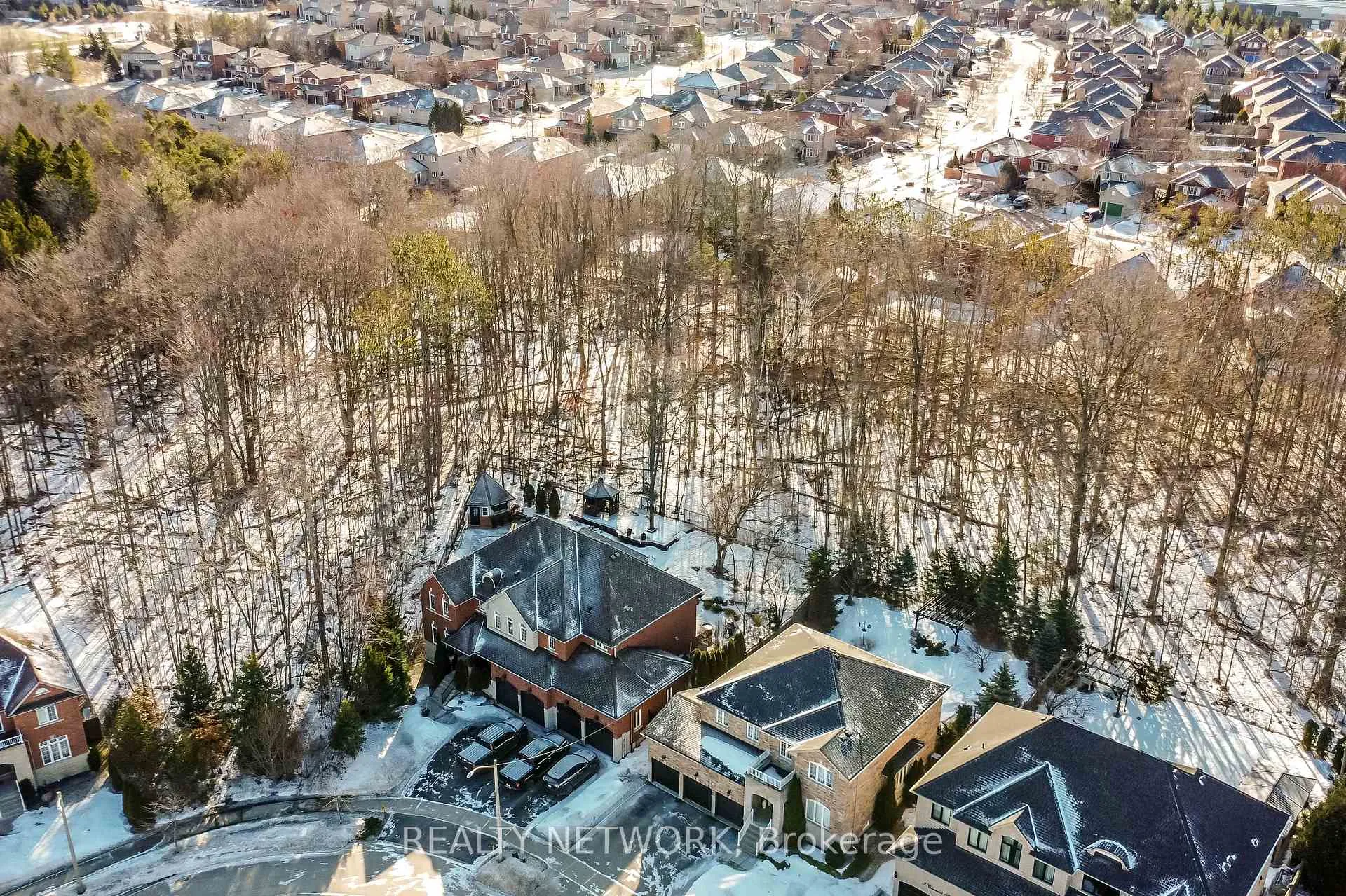 Photo 5 of 5 Camelot Square, Barrie, Innis-Shore — HOMEH