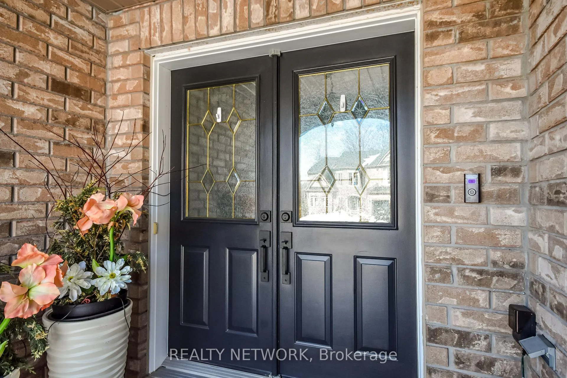 Photo 6 of 5 Camelot Square, Barrie, Innis-Shore — HOMEH