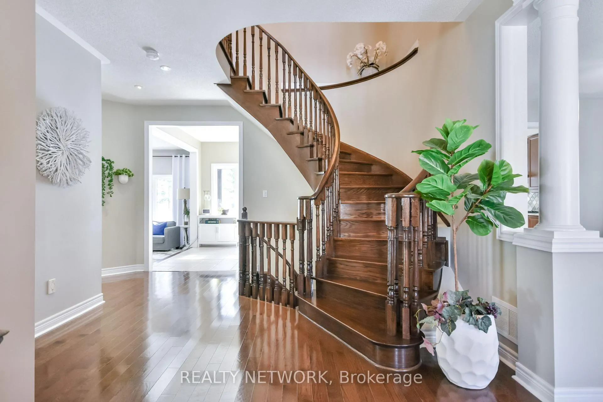 Photo 7 of 5 Camelot Square, Barrie, Innis-Shore — HOMEH