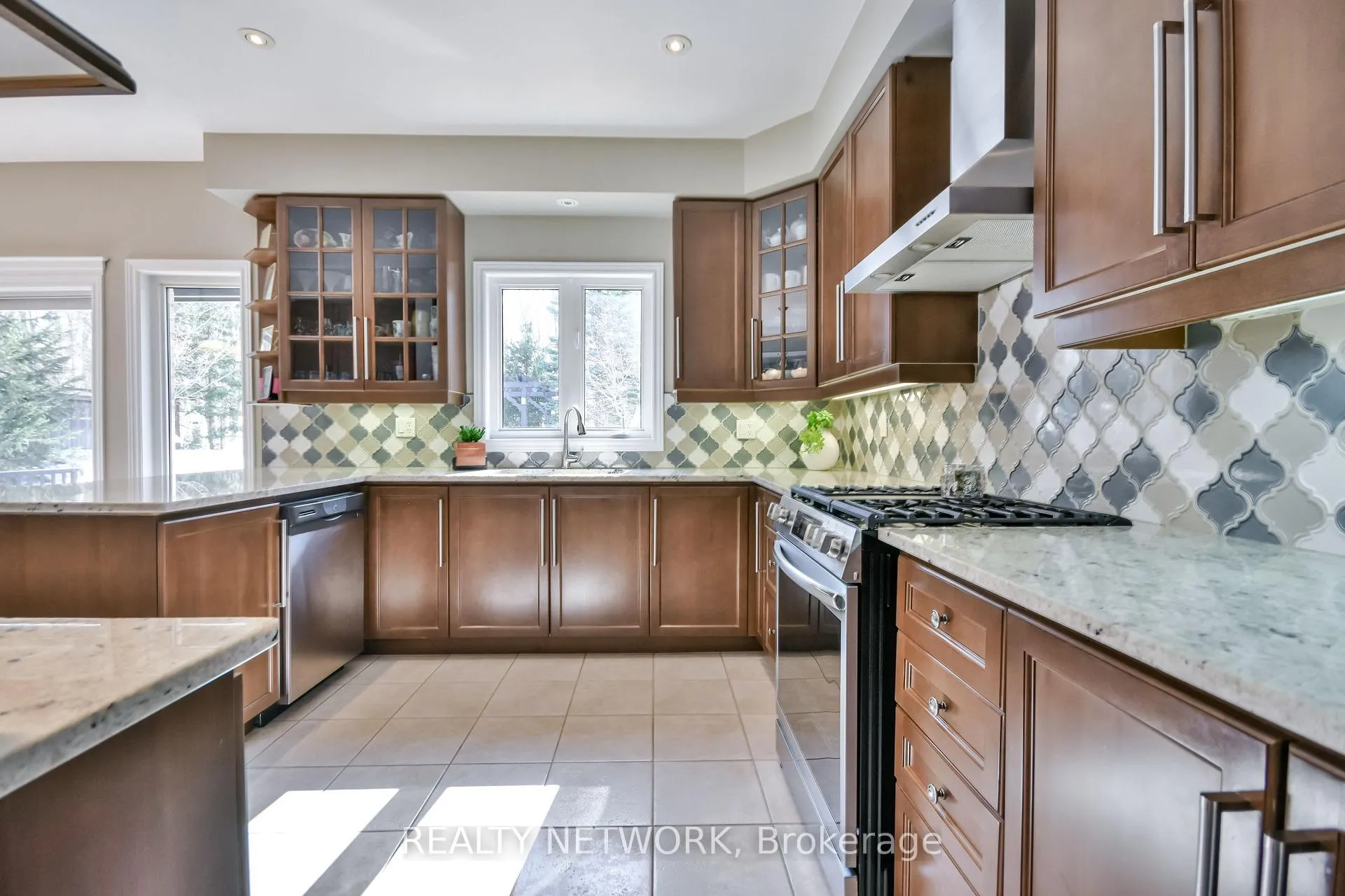 Photo 12 of 5 Camelot Square, Barrie, Innis-Shore — HOMEH
