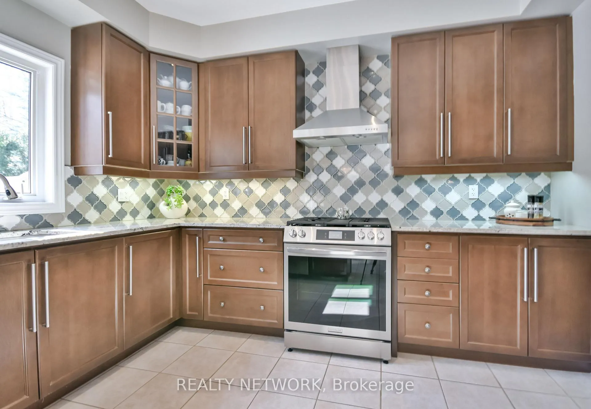 Photo 13 of 5 Camelot Square, Barrie, Innis-Shore — HOMEH