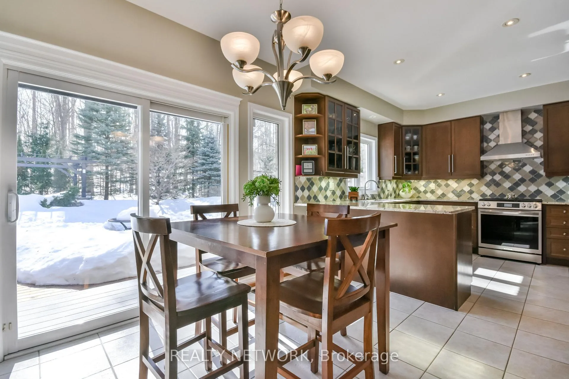 Photo 14 of 5 Camelot Square, Barrie, Innis-Shore — HOMEH