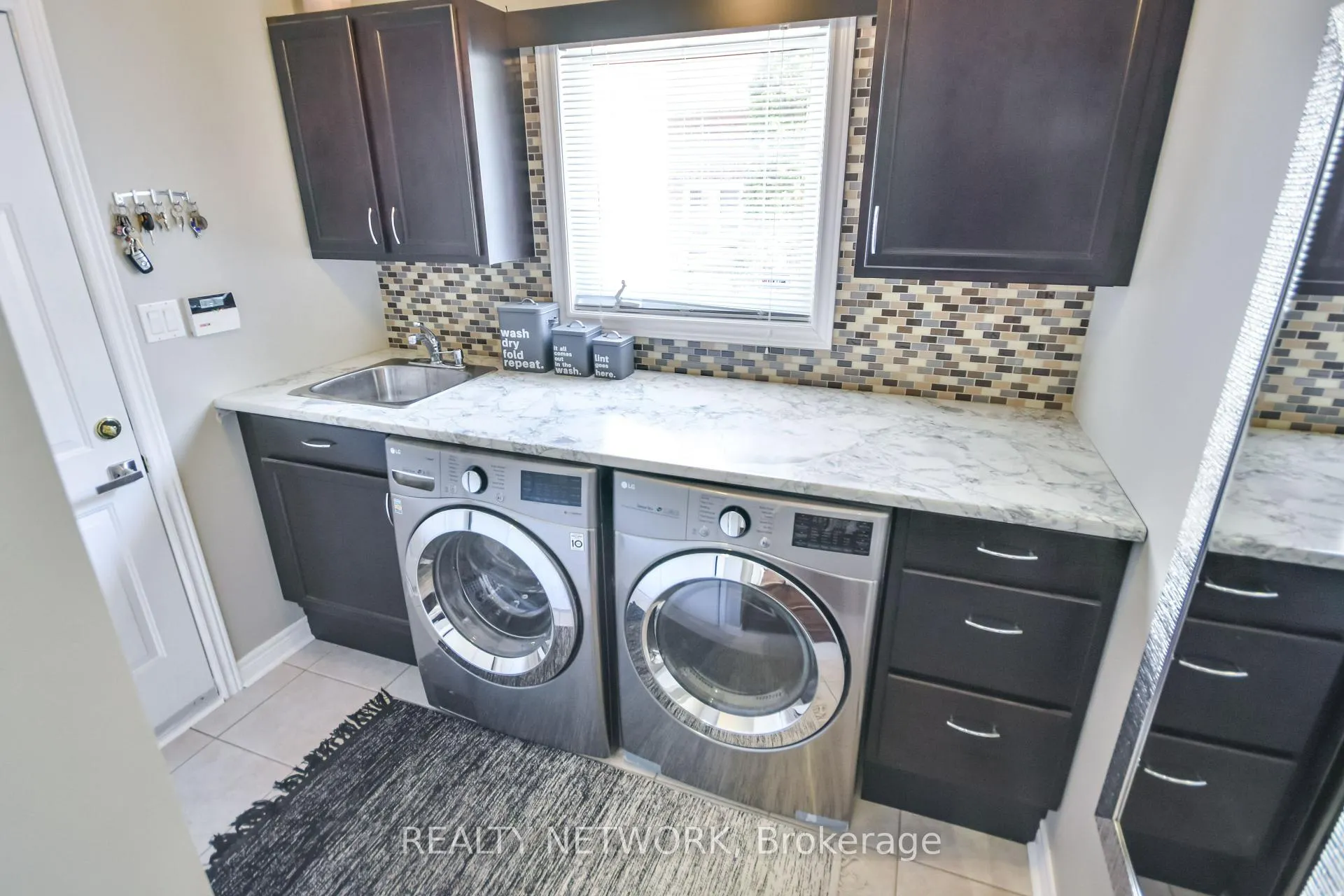 Photo 21 of 5 Camelot Square, Barrie, Innis-Shore — HOMEH