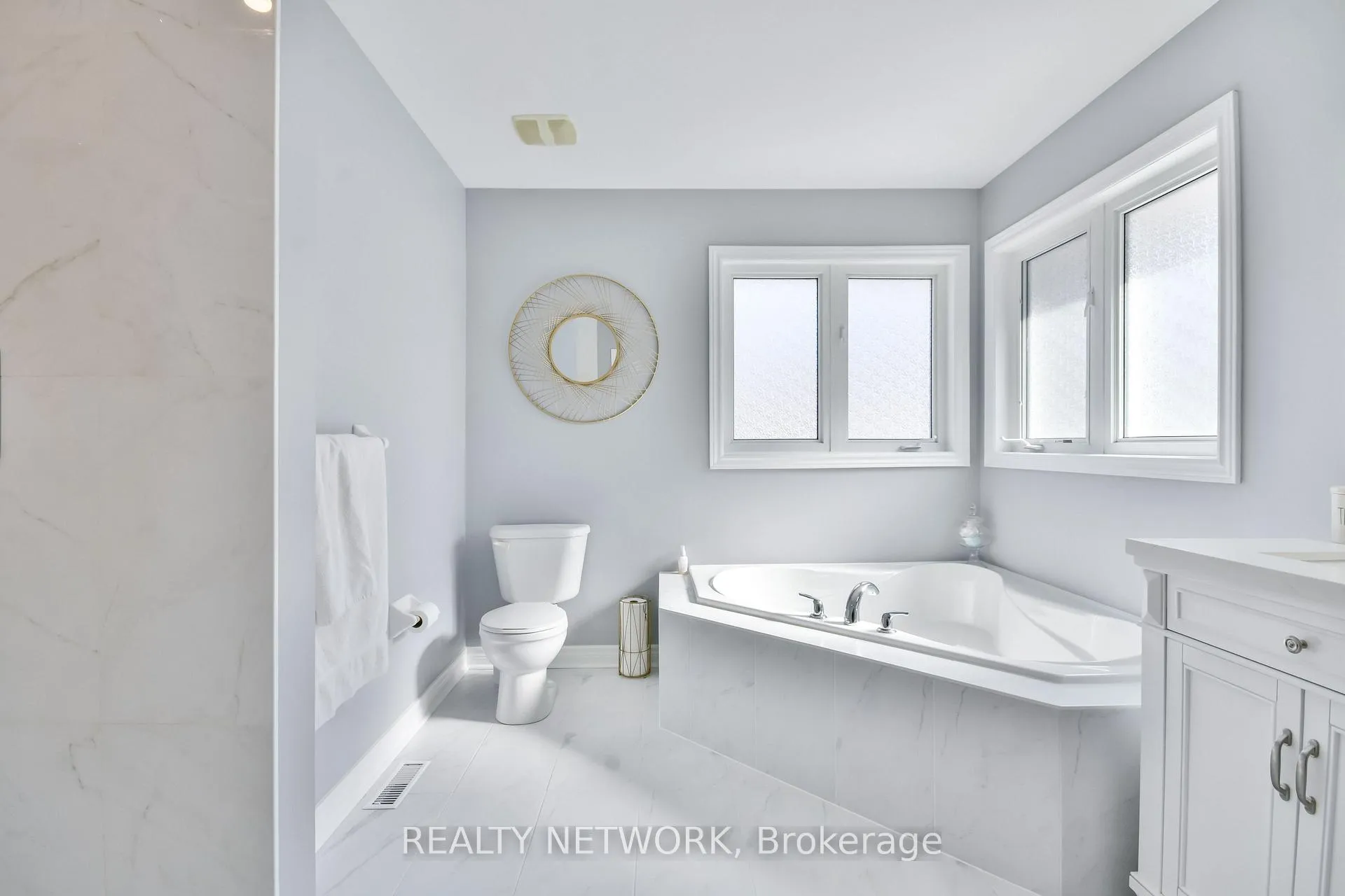 Photo 25 of 5 Camelot Square, Barrie, Innis-Shore — HOMEH