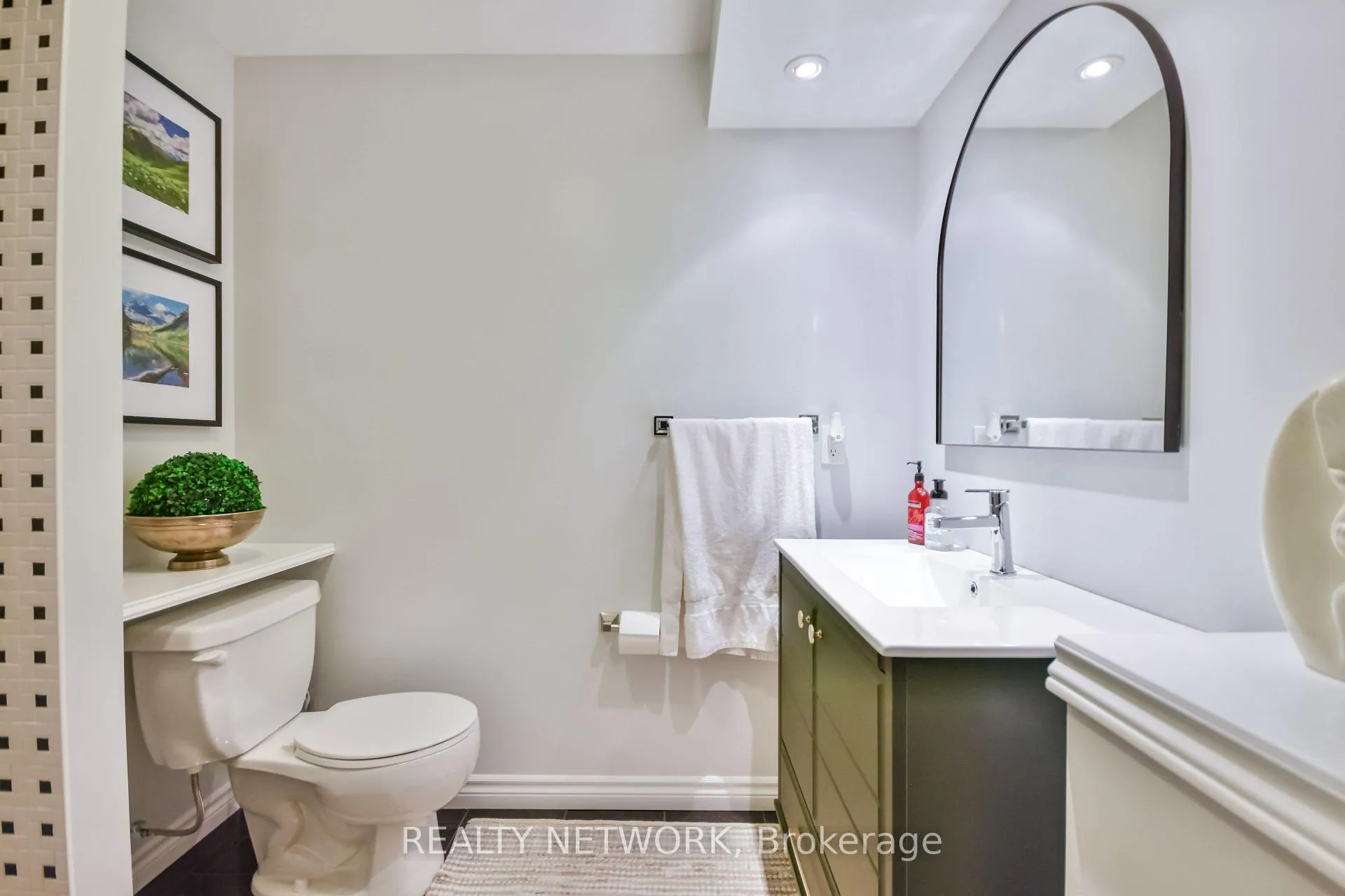 Photo 36 of 5 Camelot Square, Barrie, Innis-Shore — HOMEH