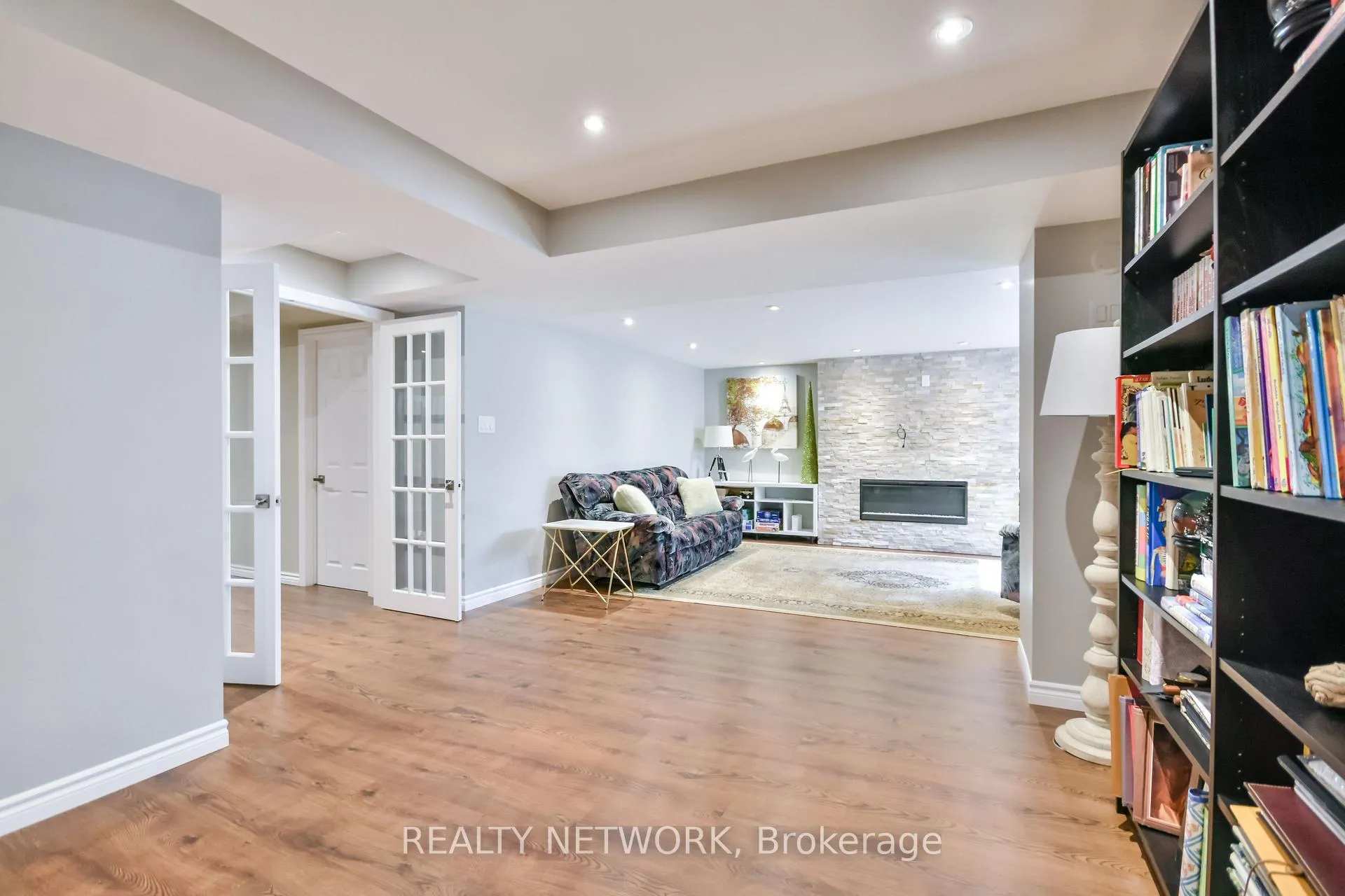 Photo 39 of 5 Camelot Square, Barrie, Innis-Shore — HOMEH