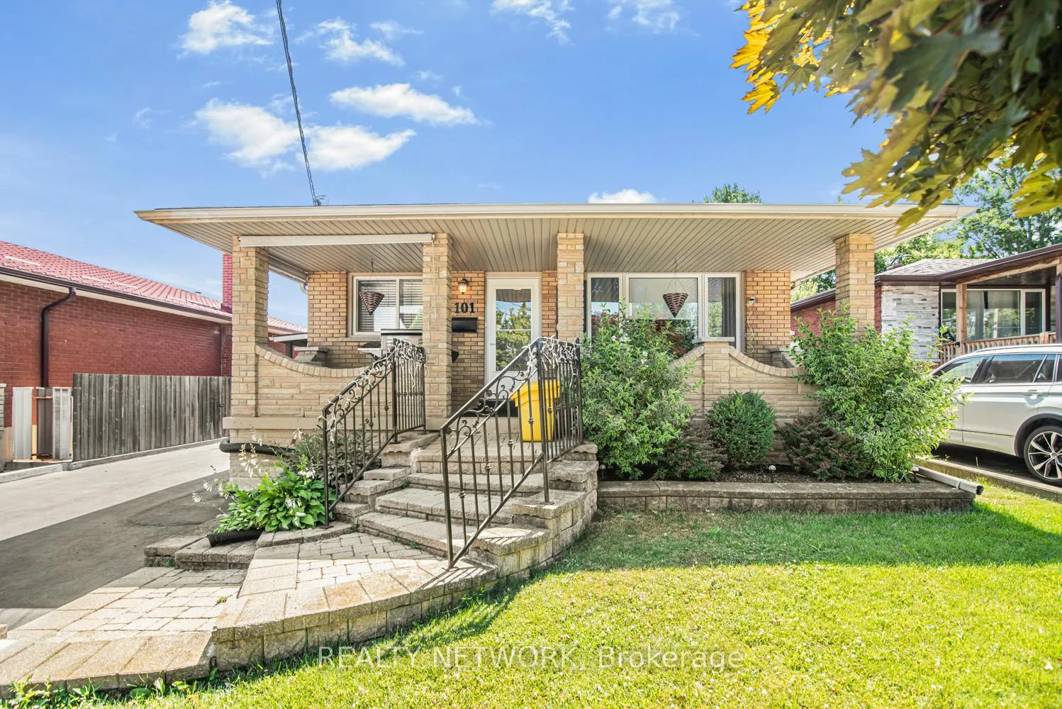 Photo 2 of 101 Victor Boulevard, Hamilton, Greeningdon — HOMEH