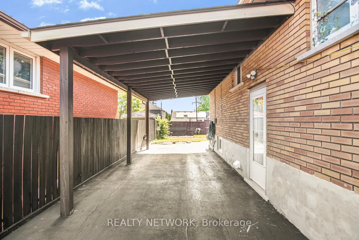 Photo 3 of 101 Victor Boulevard, Hamilton, Greeningdon — HOMEH