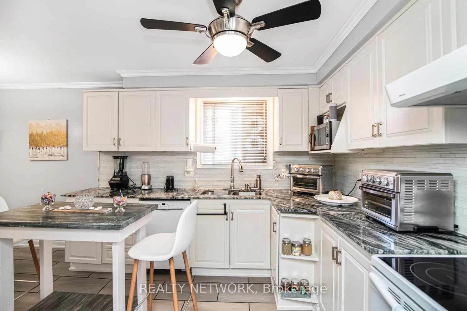 Photo 14 of 101 Victor Boulevard, Hamilton, Greeningdon — HOMEH