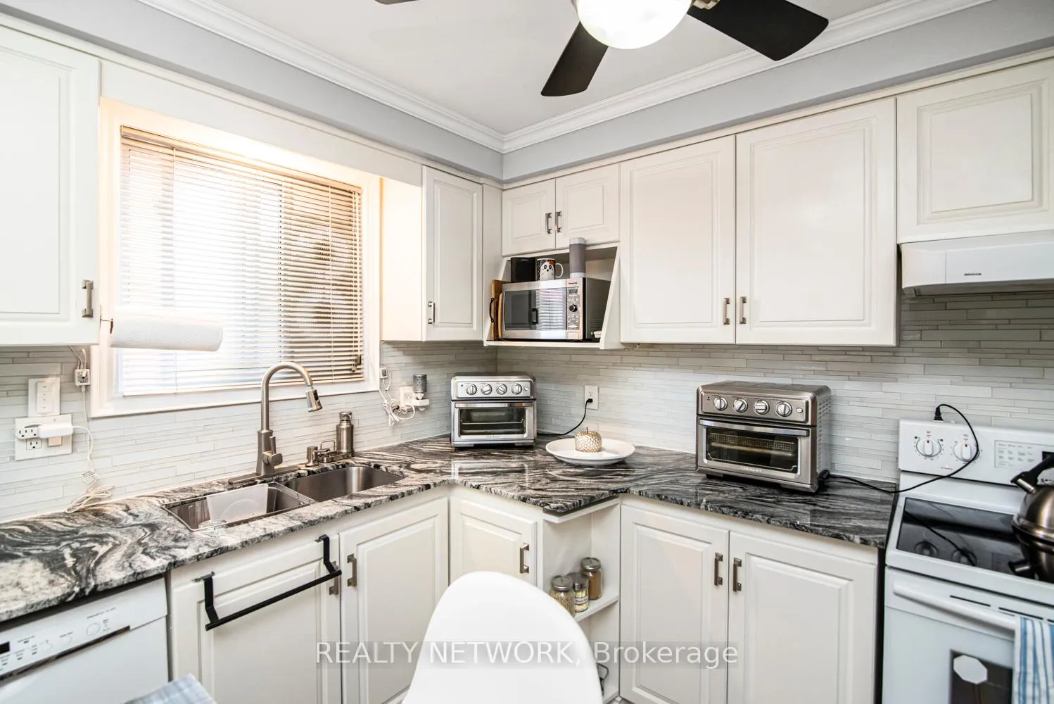 Photo 15 of 101 Victor Boulevard, Hamilton, Greeningdon — HOMEH