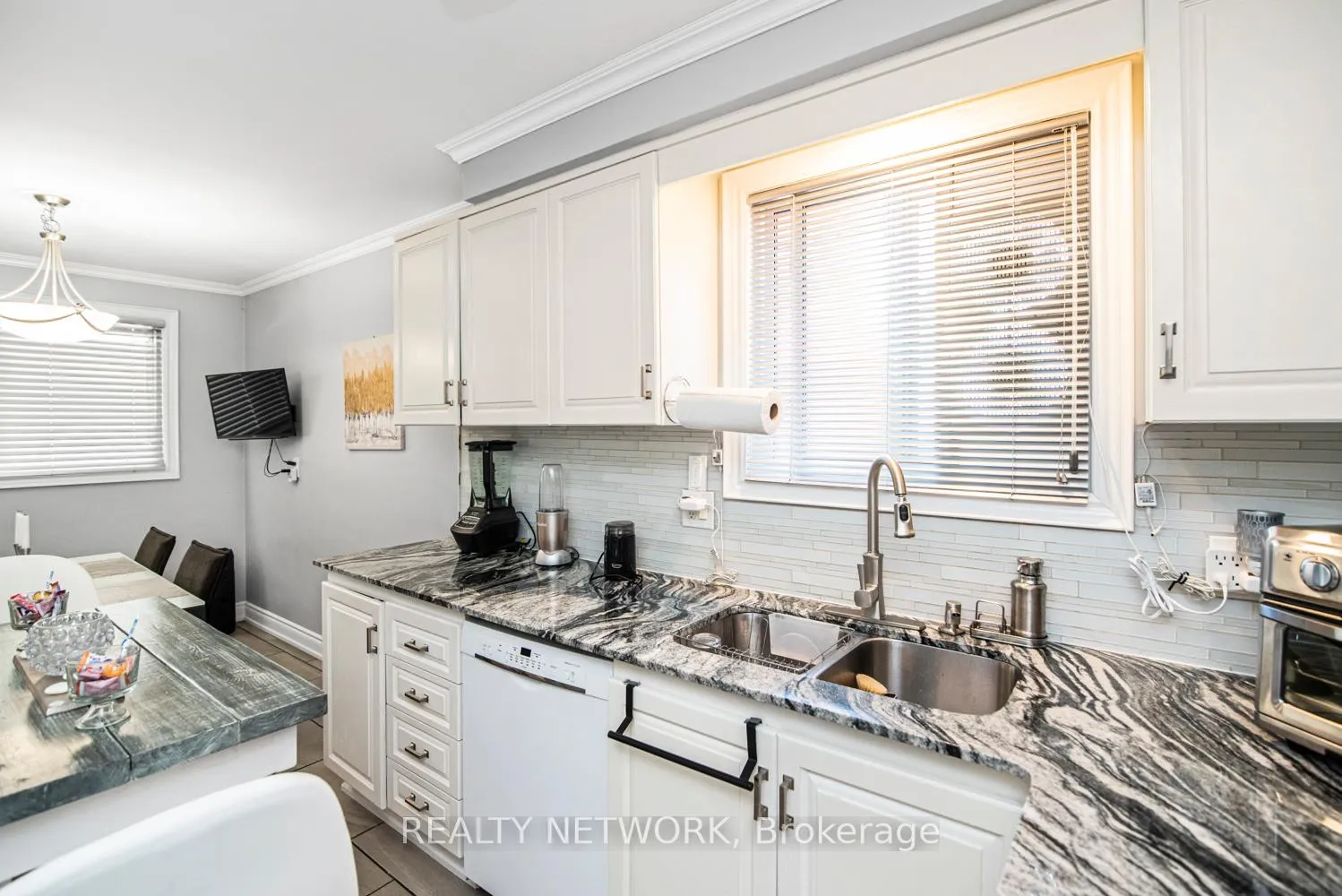 Photo 16 of 101 Victor Boulevard, Hamilton, Greeningdon — HOMEH