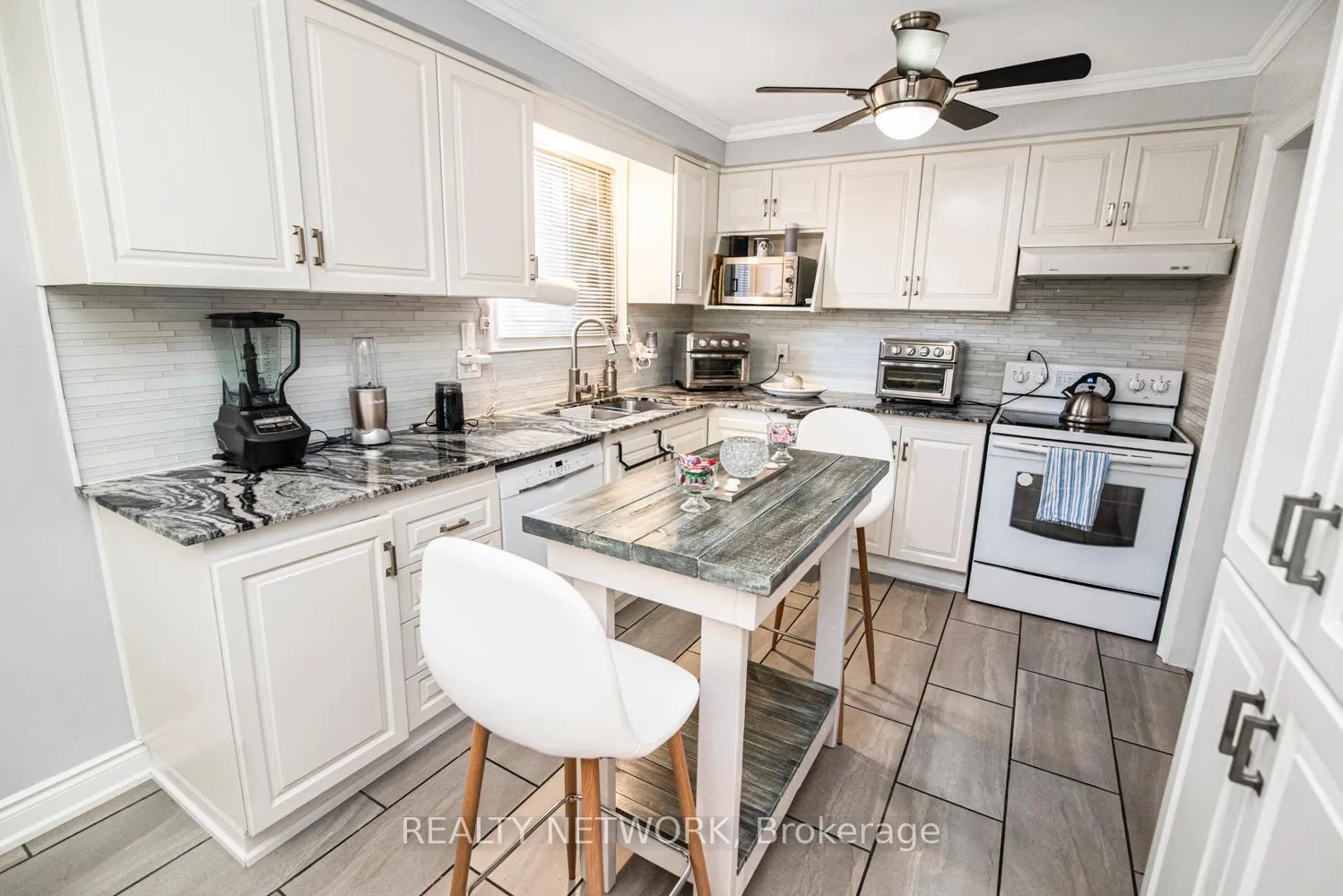Photo 17 of 101 Victor Boulevard, Hamilton, Greeningdon — HOMEH