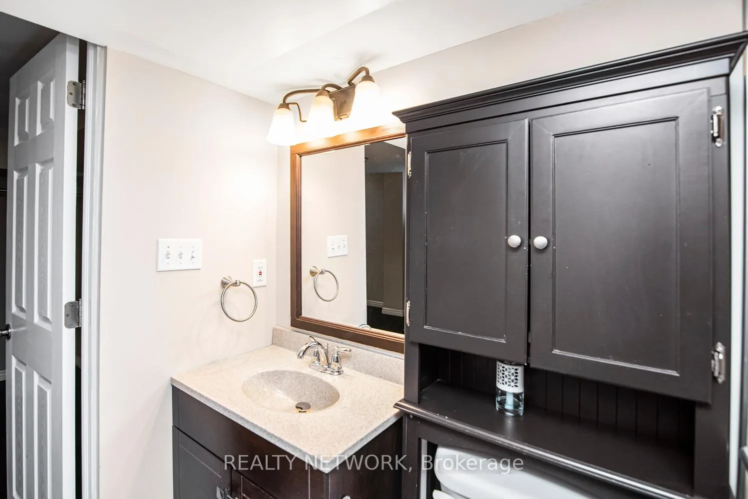 Photo 33 of 101 Victor Boulevard, Hamilton, Greeningdon — HOMEH