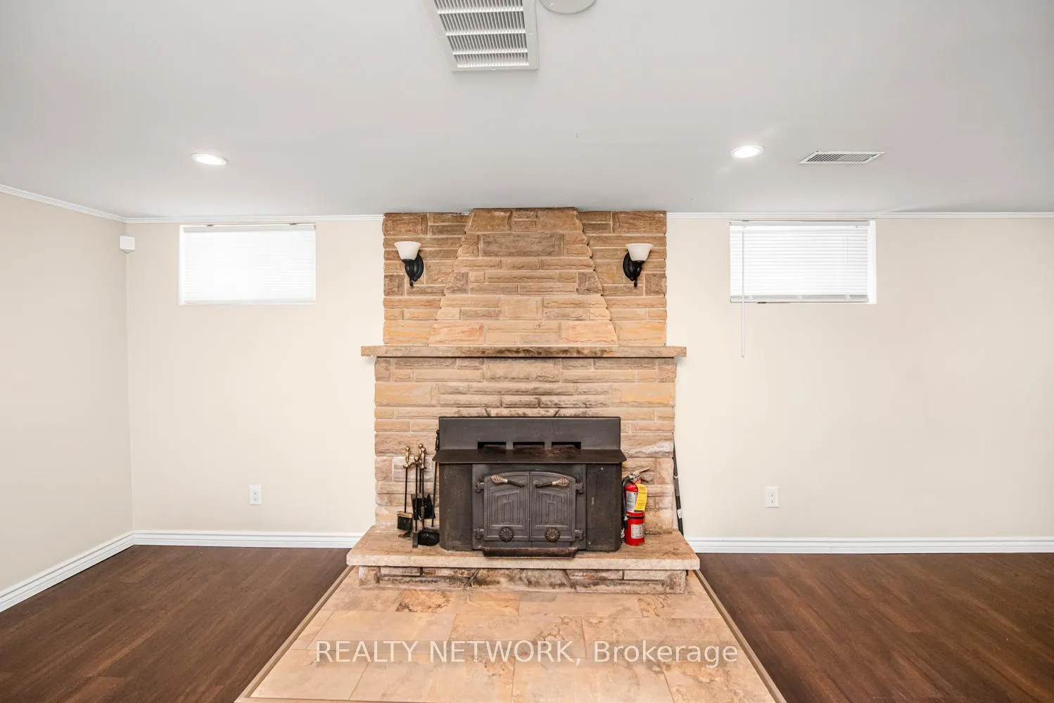 Photo 37 of 101 Victor Boulevard, Hamilton, Greeningdon — HOMEH