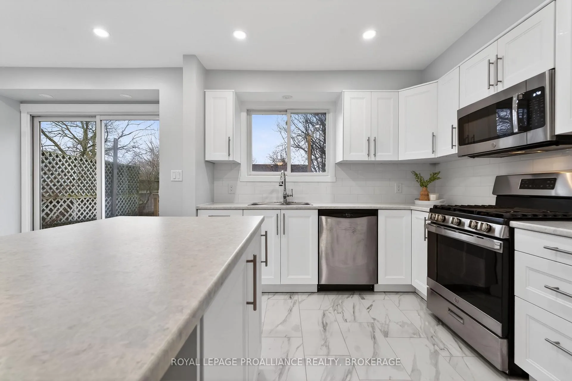 Photo 10 of 894 Littlestone Crescent, Kingston, East Gardiners Rd — HOMEH