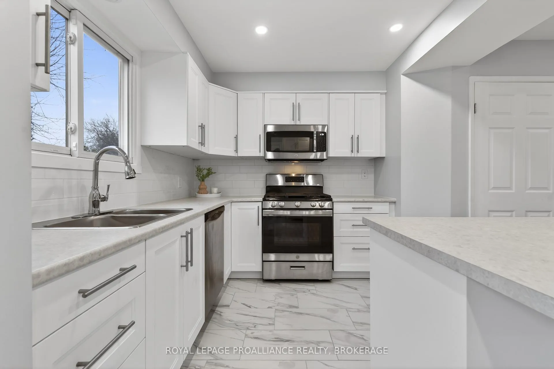 Photo 11 of 894 Littlestone Crescent, Kingston, East Gardiners Rd — HOMEH