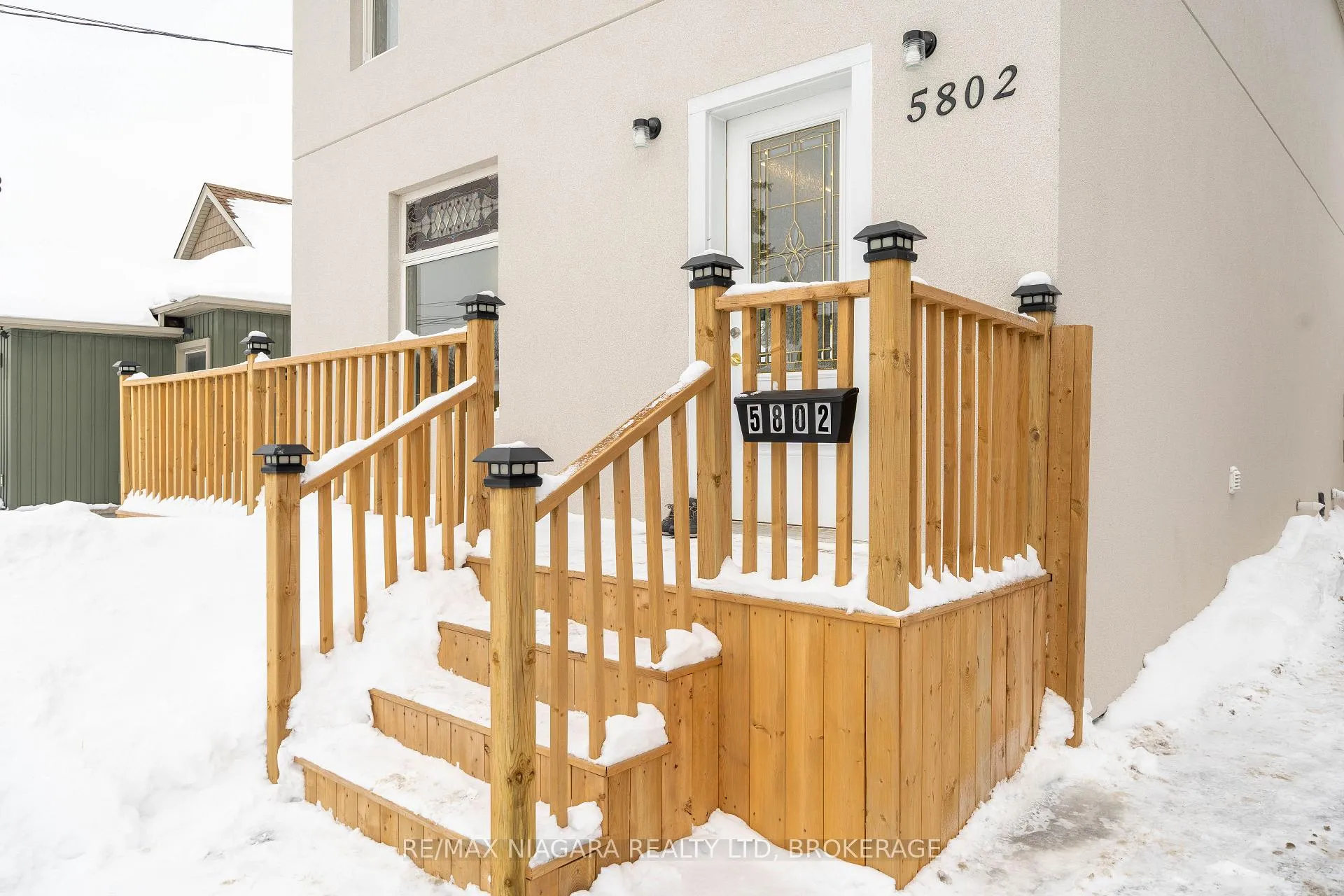 Photo 3 of 5802 Peer Street, Niagara Falls, Dorchester — HOMEH