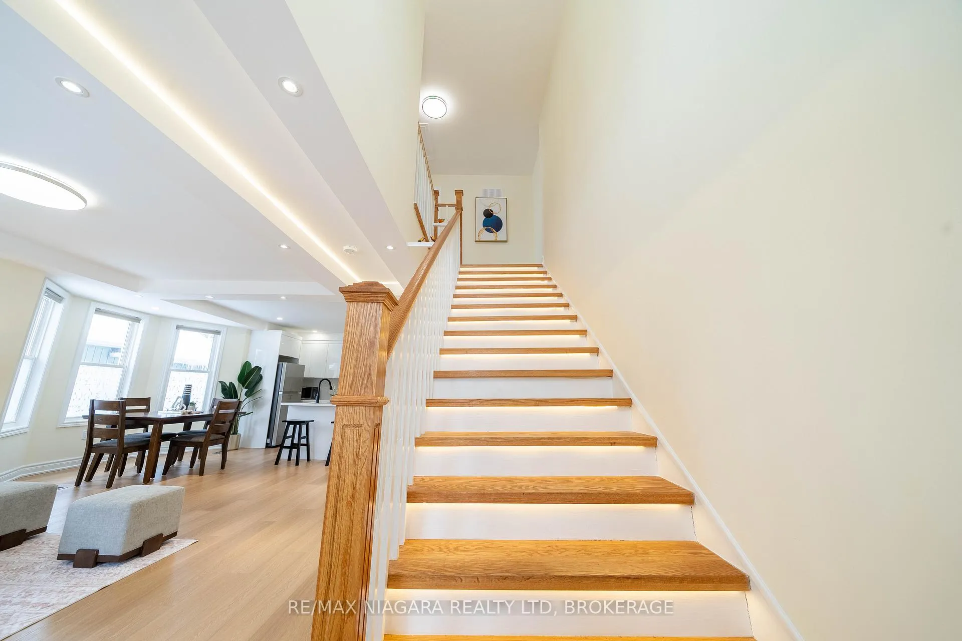 Photo 5 of 5802 Peer Street, Niagara Falls, Dorchester — HOMEH