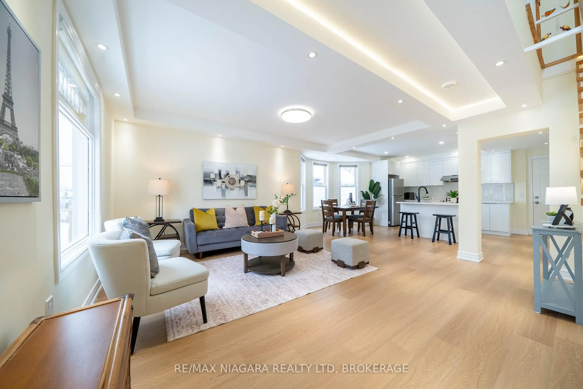 Photo 6 of 5802 Peer Street, Niagara Falls, Dorchester — HOMEH