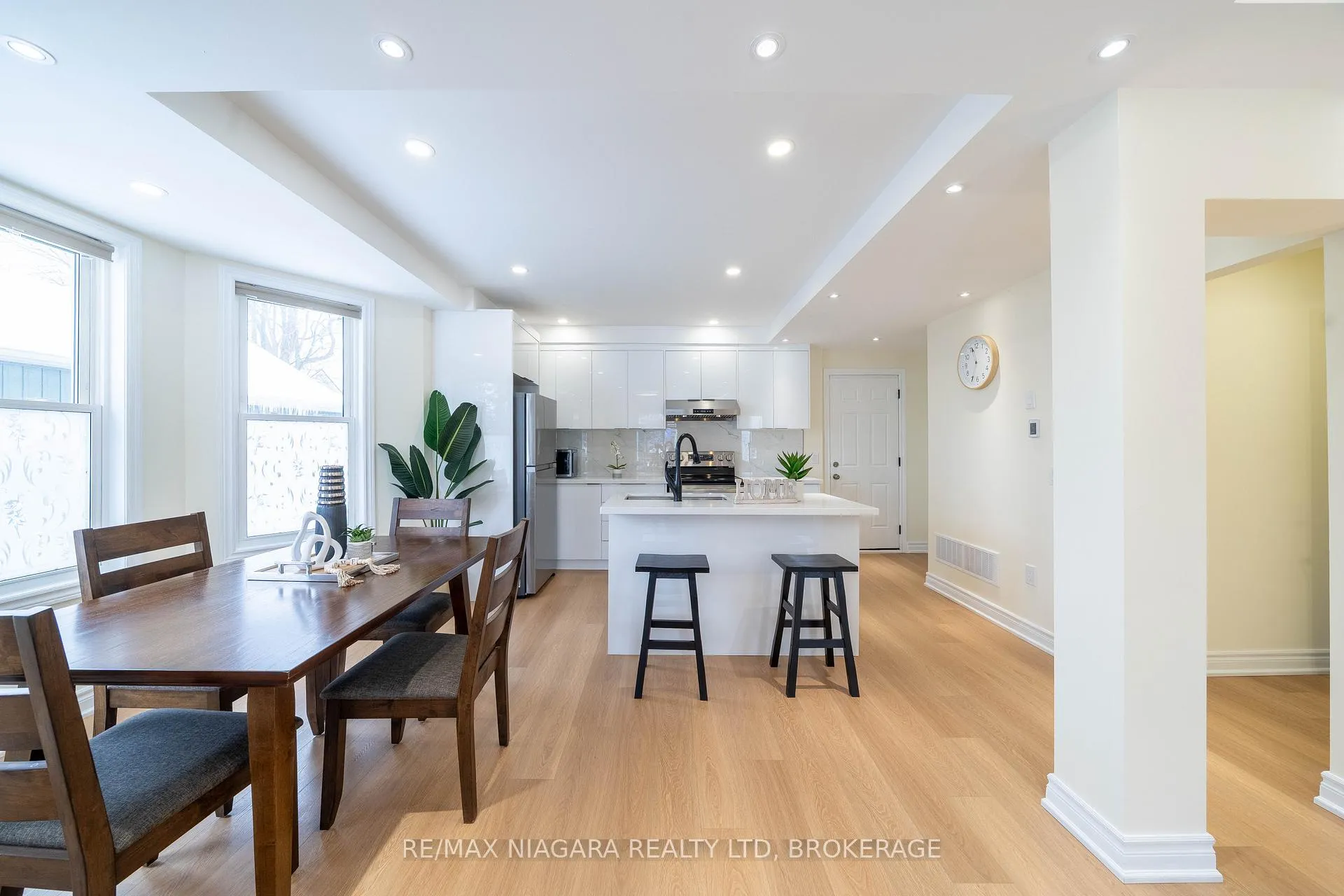 Photo 10 of 5802 Peer Street, Niagara Falls, Dorchester — HOMEH