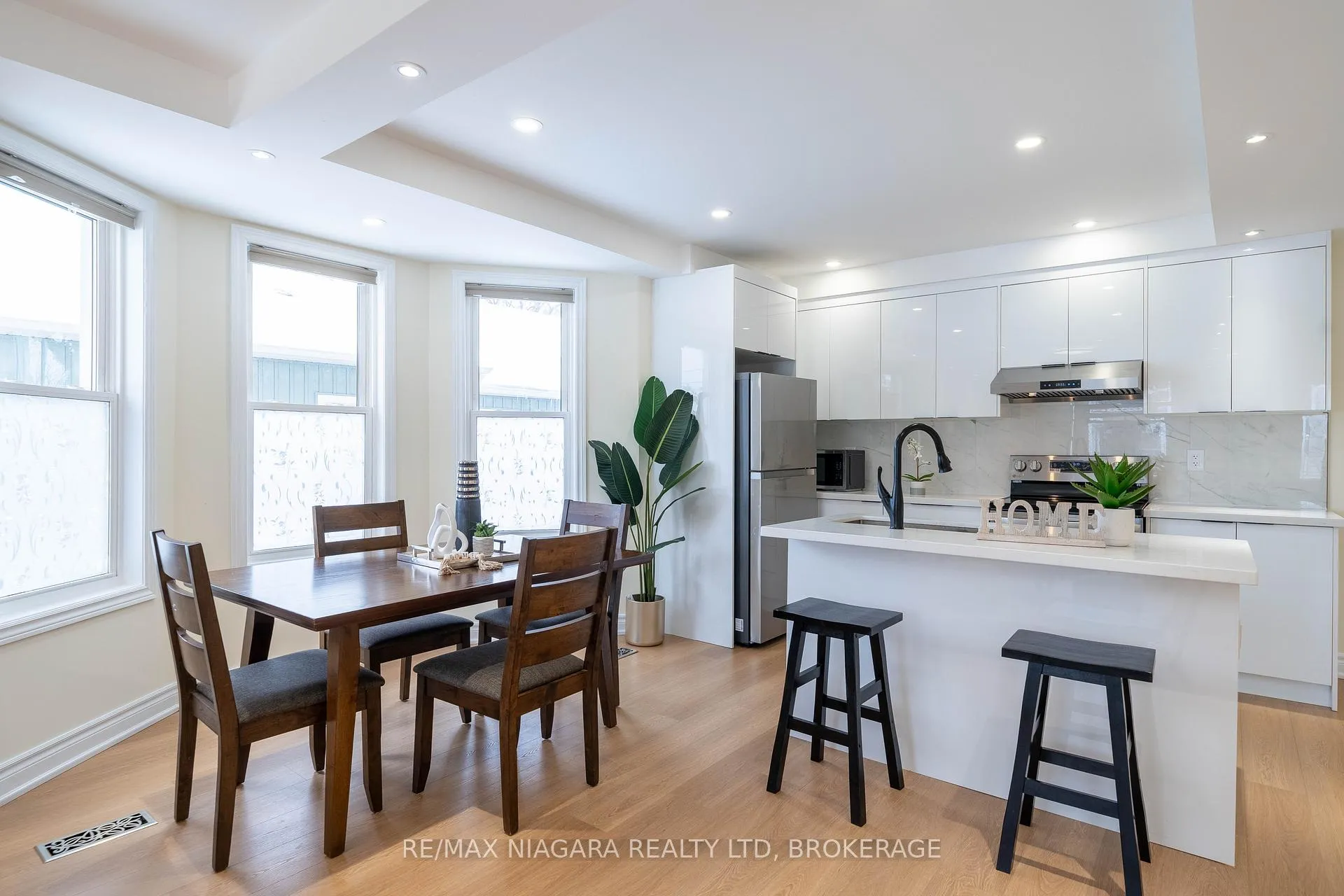 Photo 11 of 5802 Peer Street, Niagara Falls, Dorchester — HOMEH