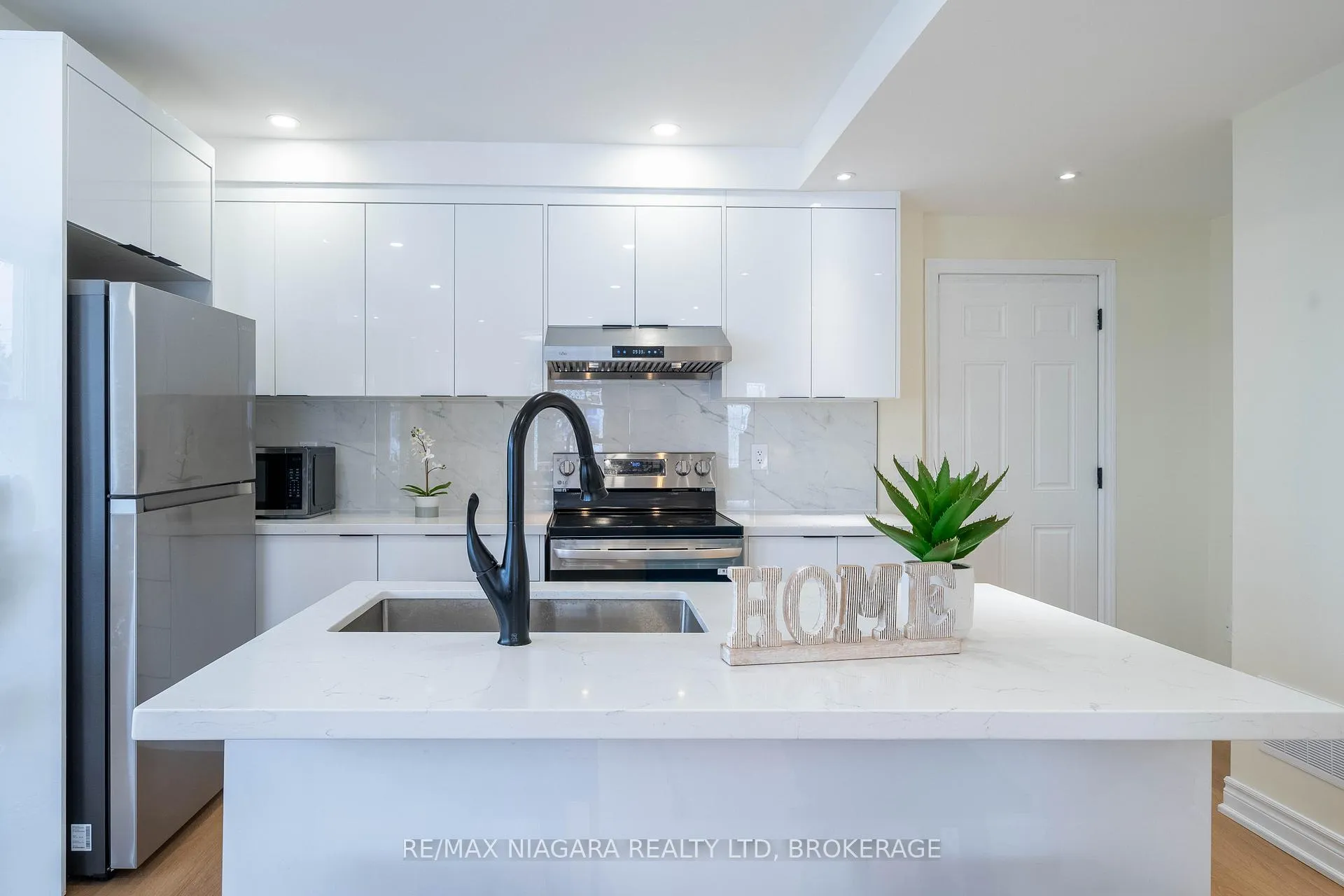 Photo 12 of 5802 Peer Street, Niagara Falls, Dorchester — HOMEH