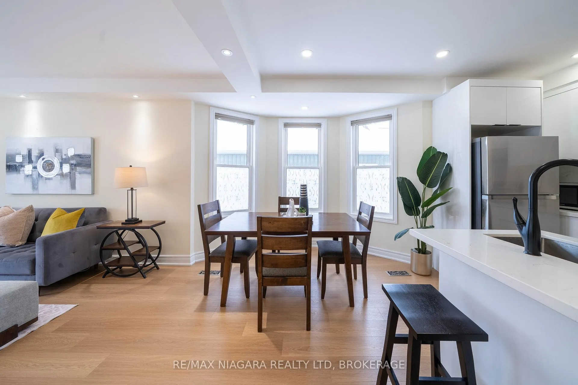 Photo 13 of 5802 Peer Street, Niagara Falls, Dorchester — HOMEH