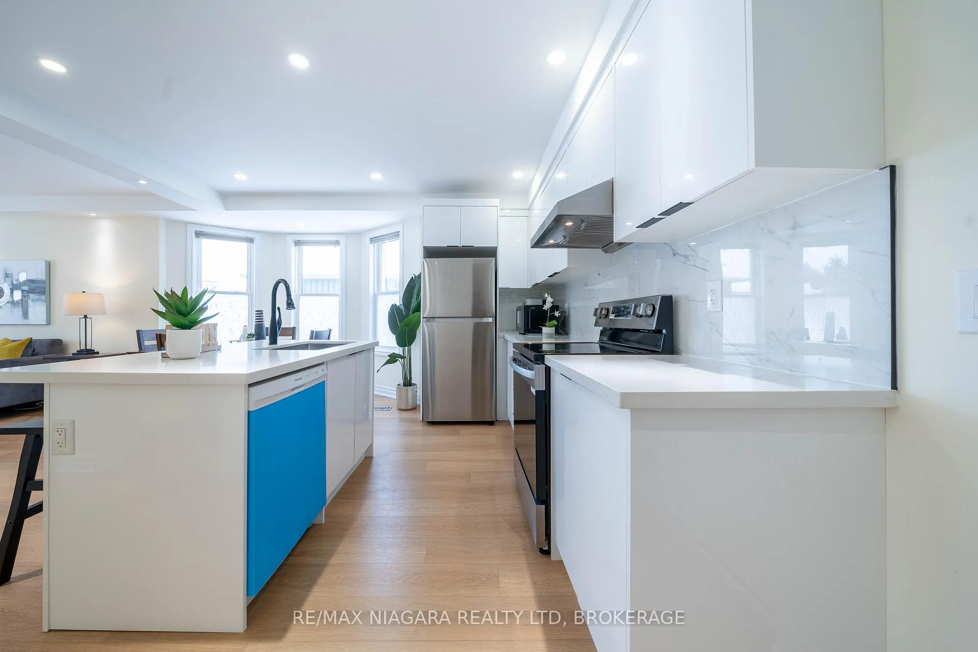 Photo 14 of 5802 Peer Street, Niagara Falls, Dorchester — HOMEH
