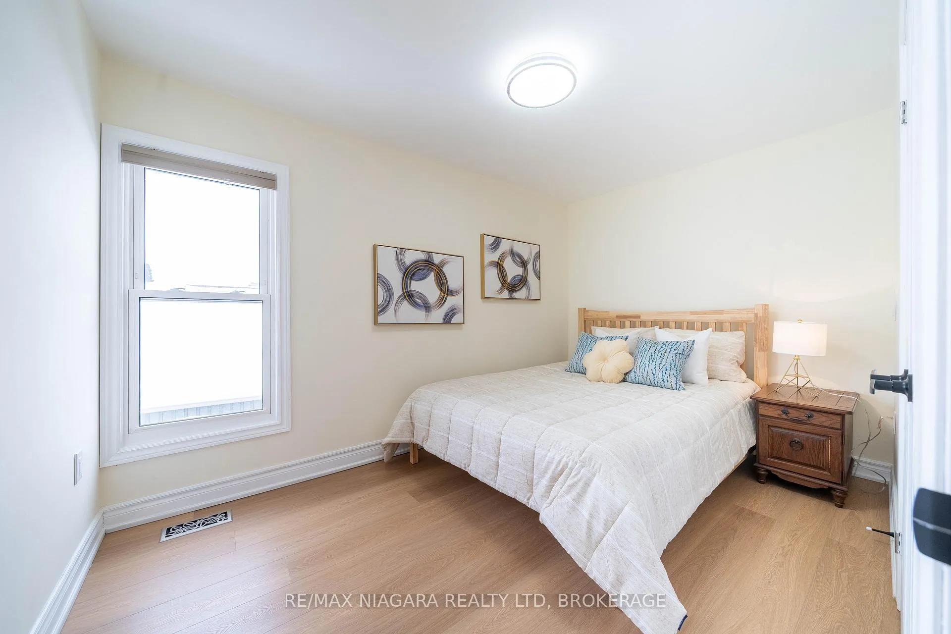 Photo 22 of 5802 Peer Street, Niagara Falls, Dorchester — HOMEH