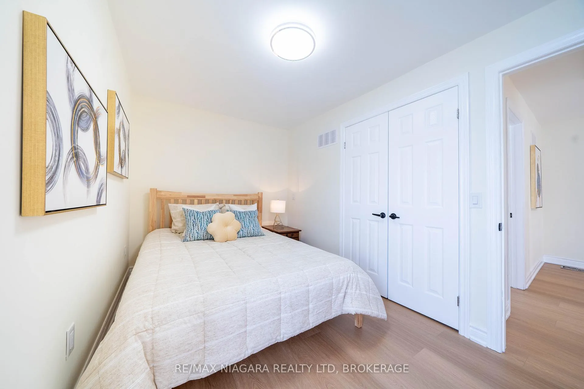 Photo 23 of 5802 Peer Street, Niagara Falls, Dorchester — HOMEH