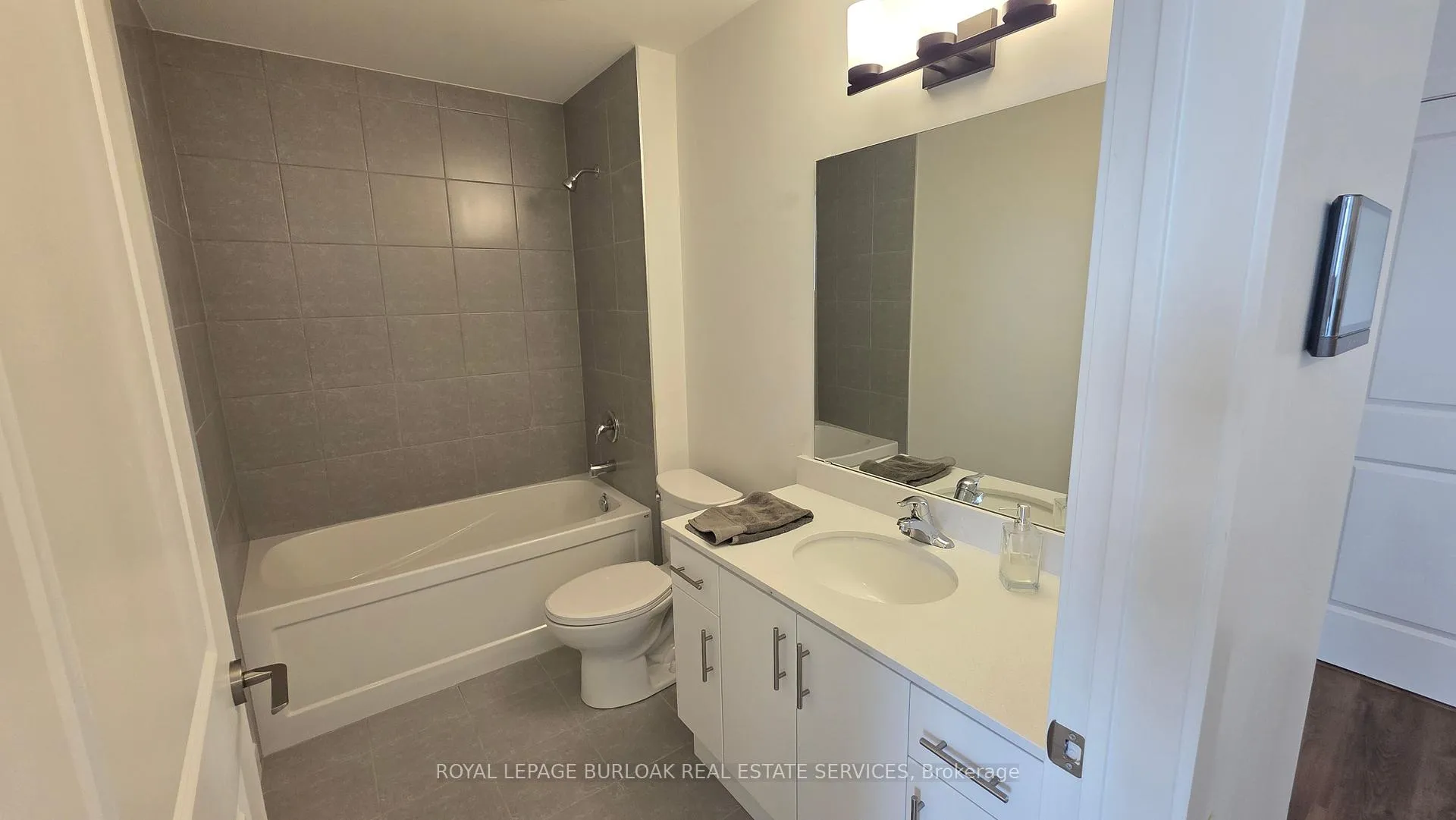 Photo 12 of Unit 923, 461 Green Road, Hamilton, Lakeshore — HOMEH