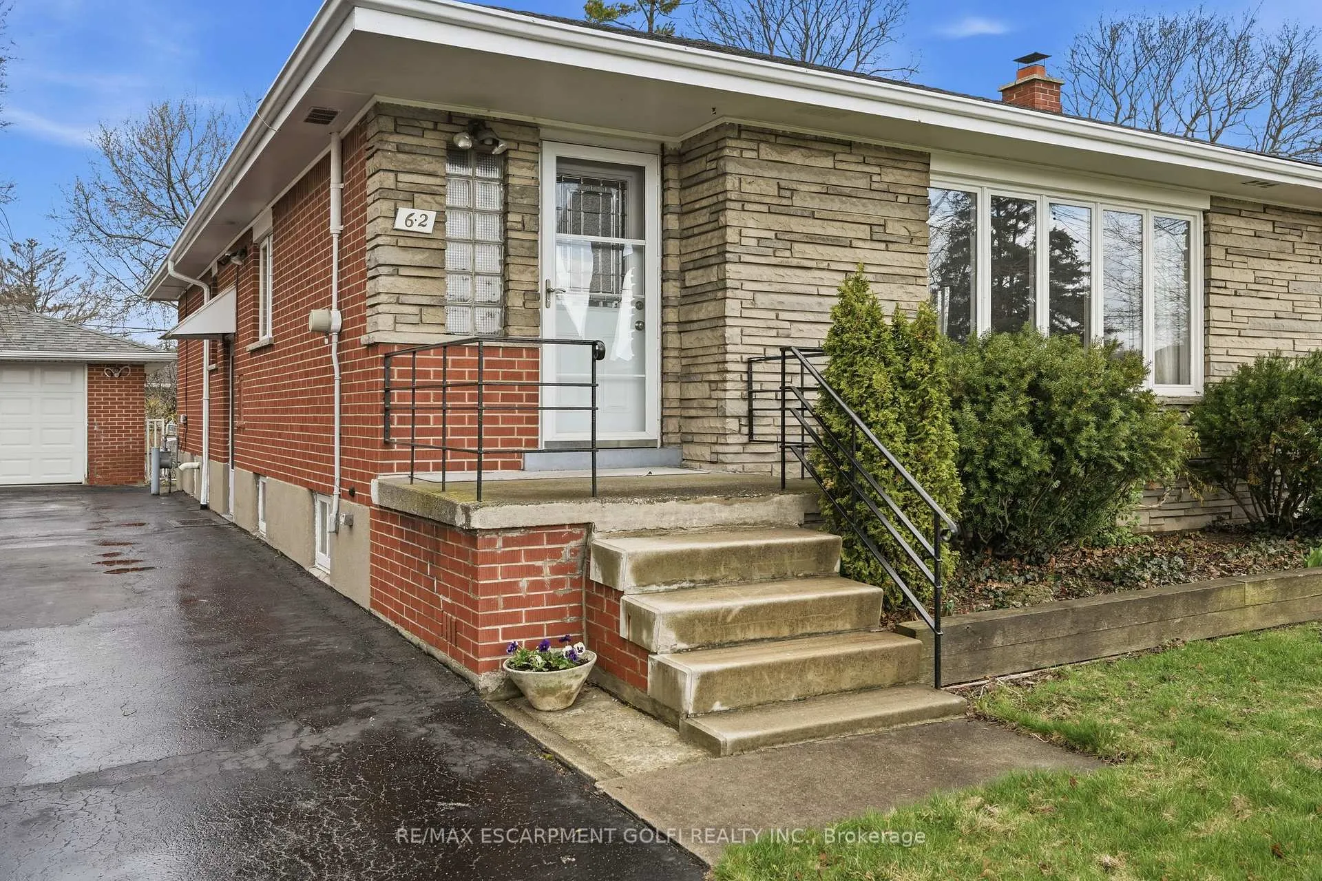 Photo 2 of 62 Grenadier Drive, Hamilton, Huntington — HOMEH