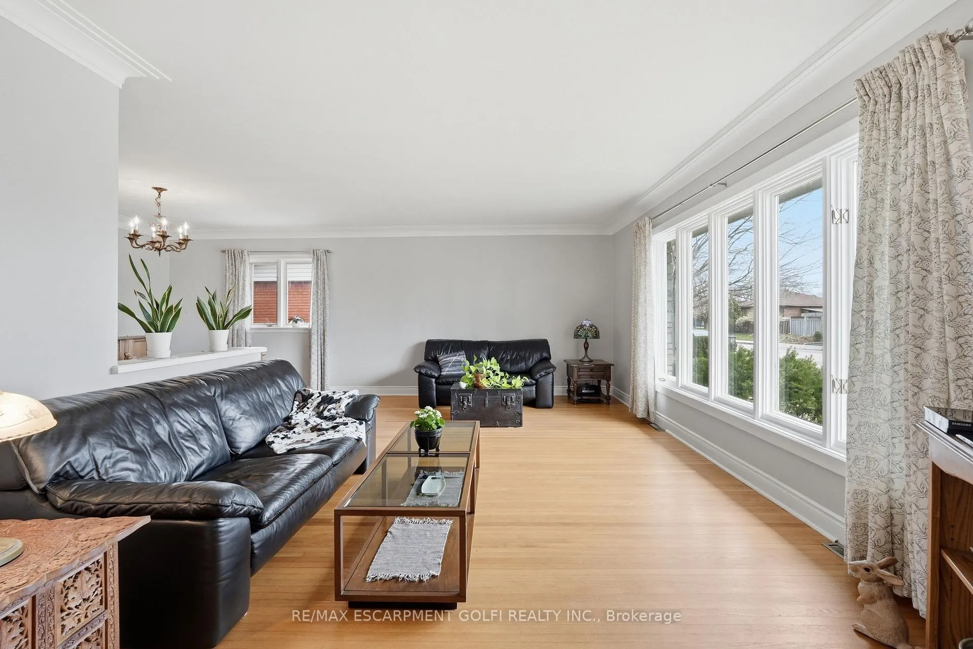 Photo 4 of 62 Grenadier Drive, Hamilton, Huntington — HOMEH