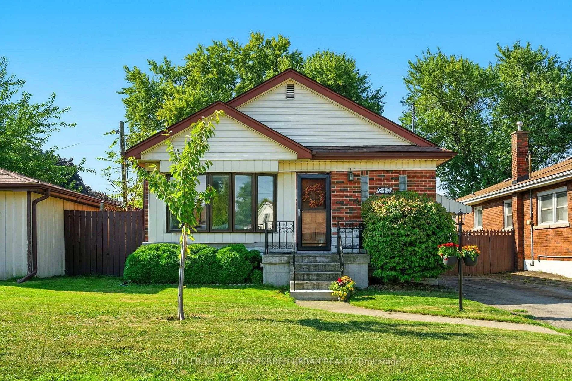 Front of 940 Brucedale Avenue E