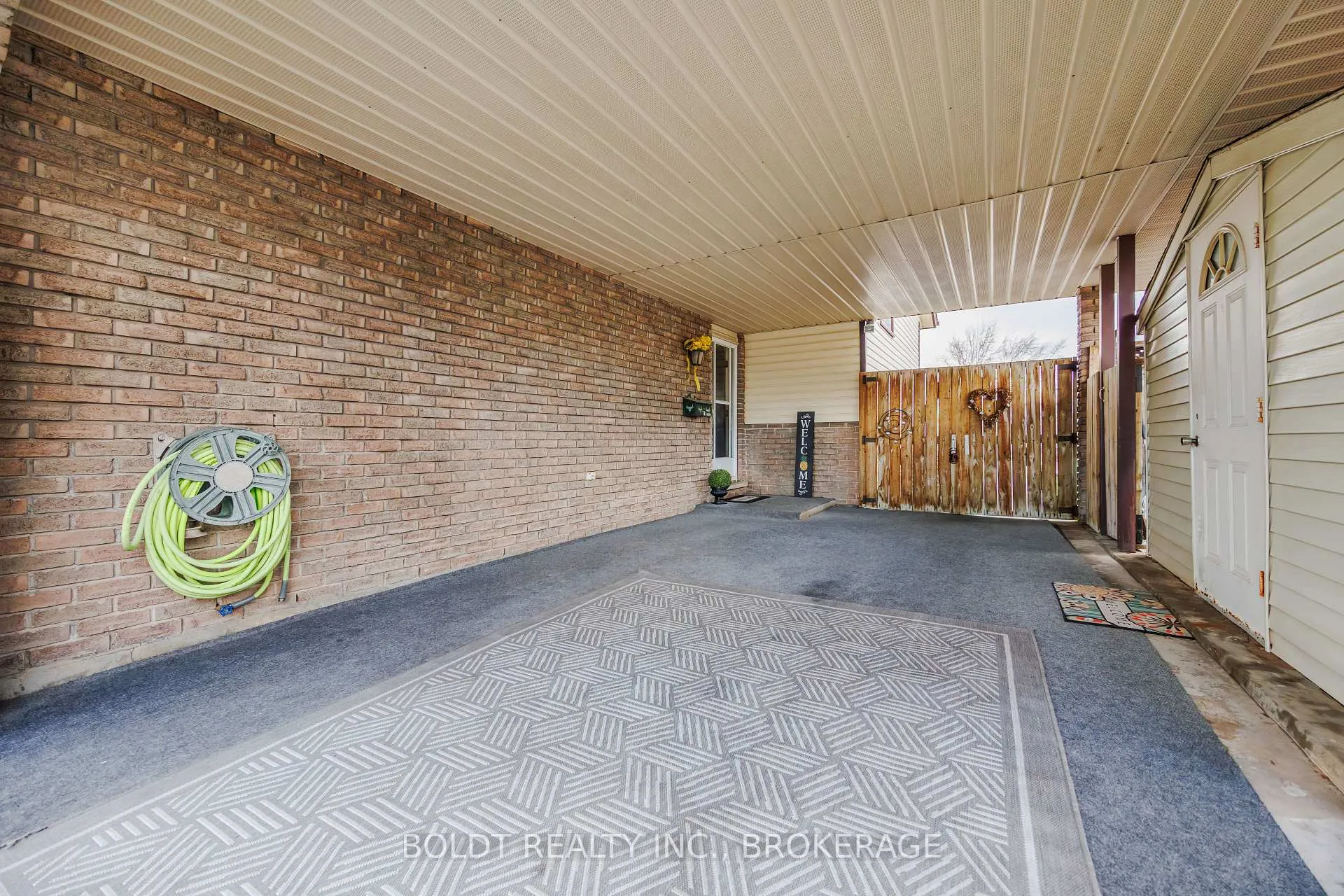 Photo 3 of 23 Acadia Crescent, St. Catharines, Secord Woods — HOMEH