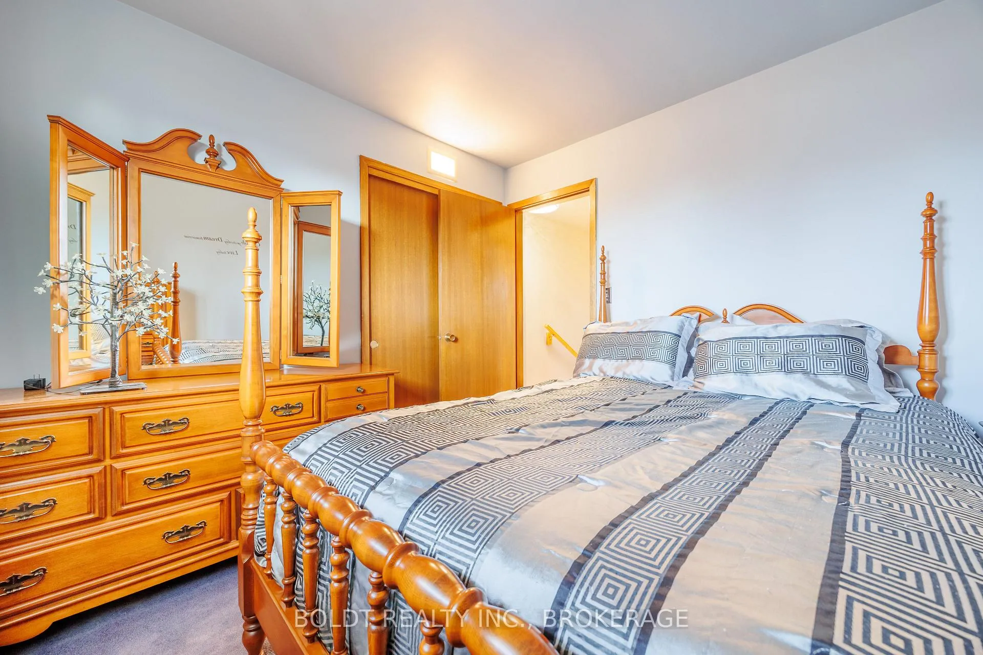 Photo 17 of 23 Acadia Crescent, St. Catharines, Secord Woods — HOMEH