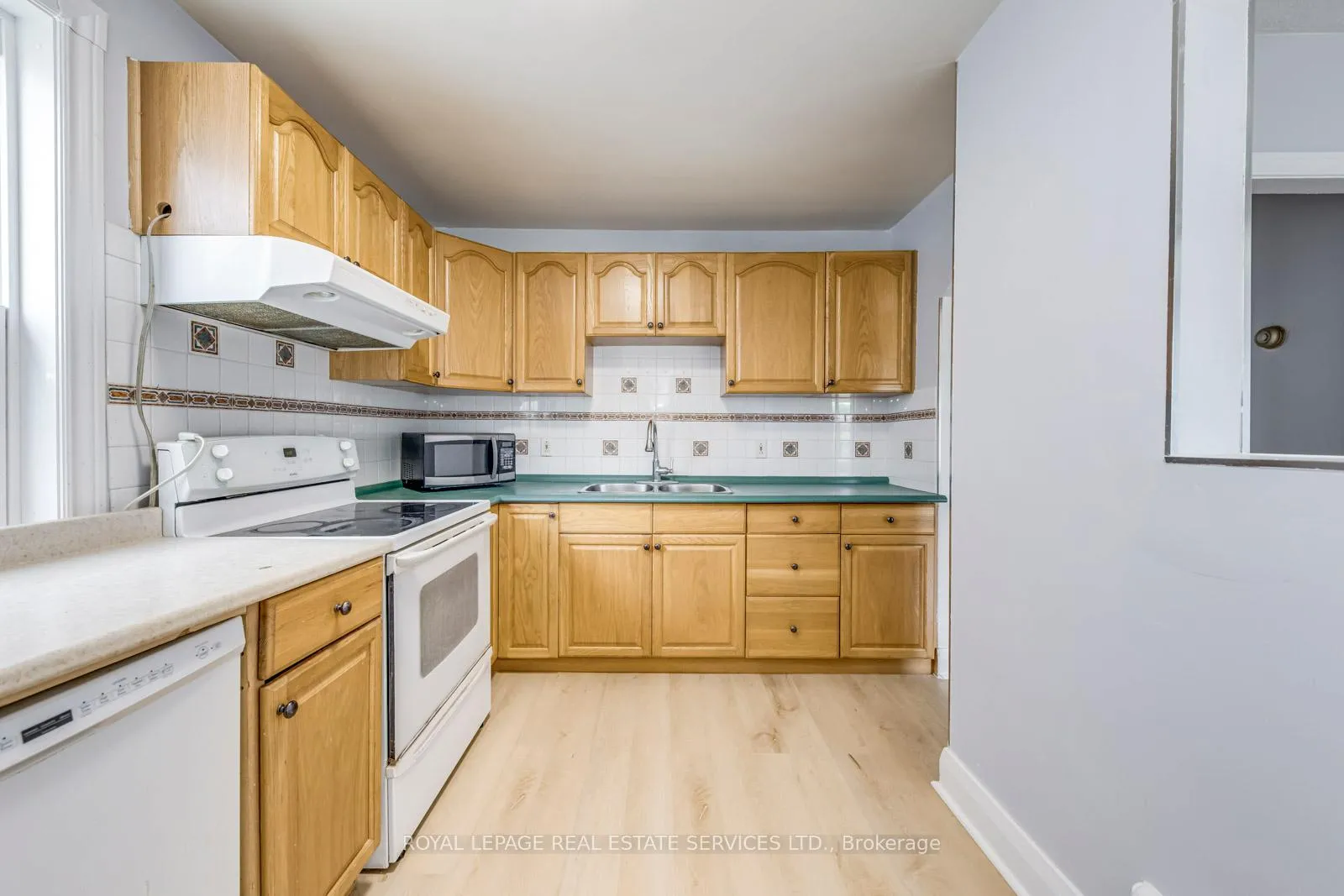 Photo 10 of 75 Elma Street, Etobicoke, Mimico — HOMEH