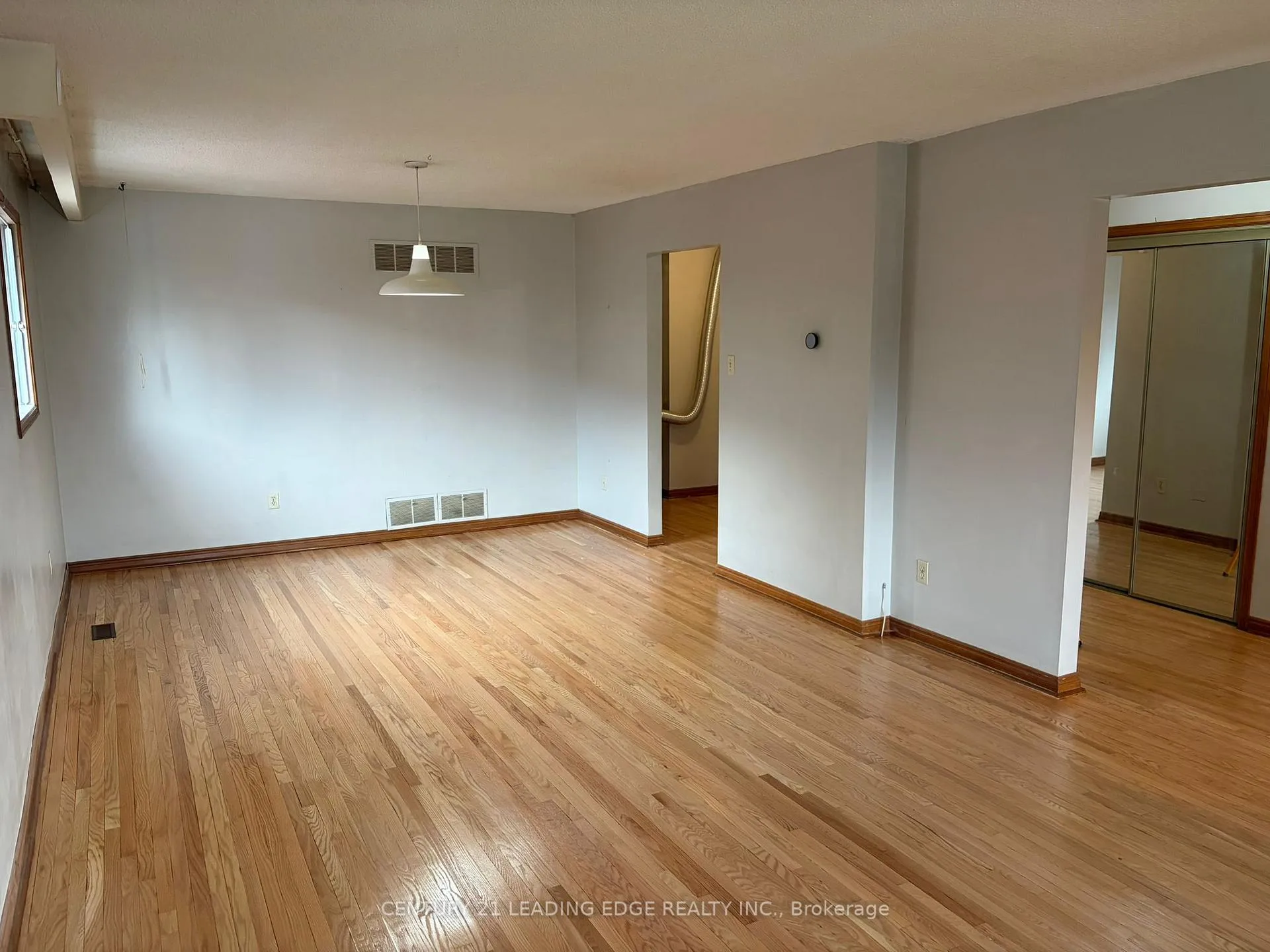 Photo 4 of 127 Risebrough Circuit, Markham, Milliken Mills West — HOMEH