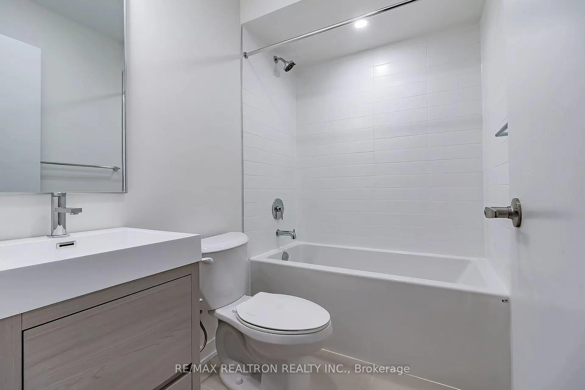 Photo 5 of 432 Lawrence Heights, Toronto, Englemount-Lawrence — HOMEH