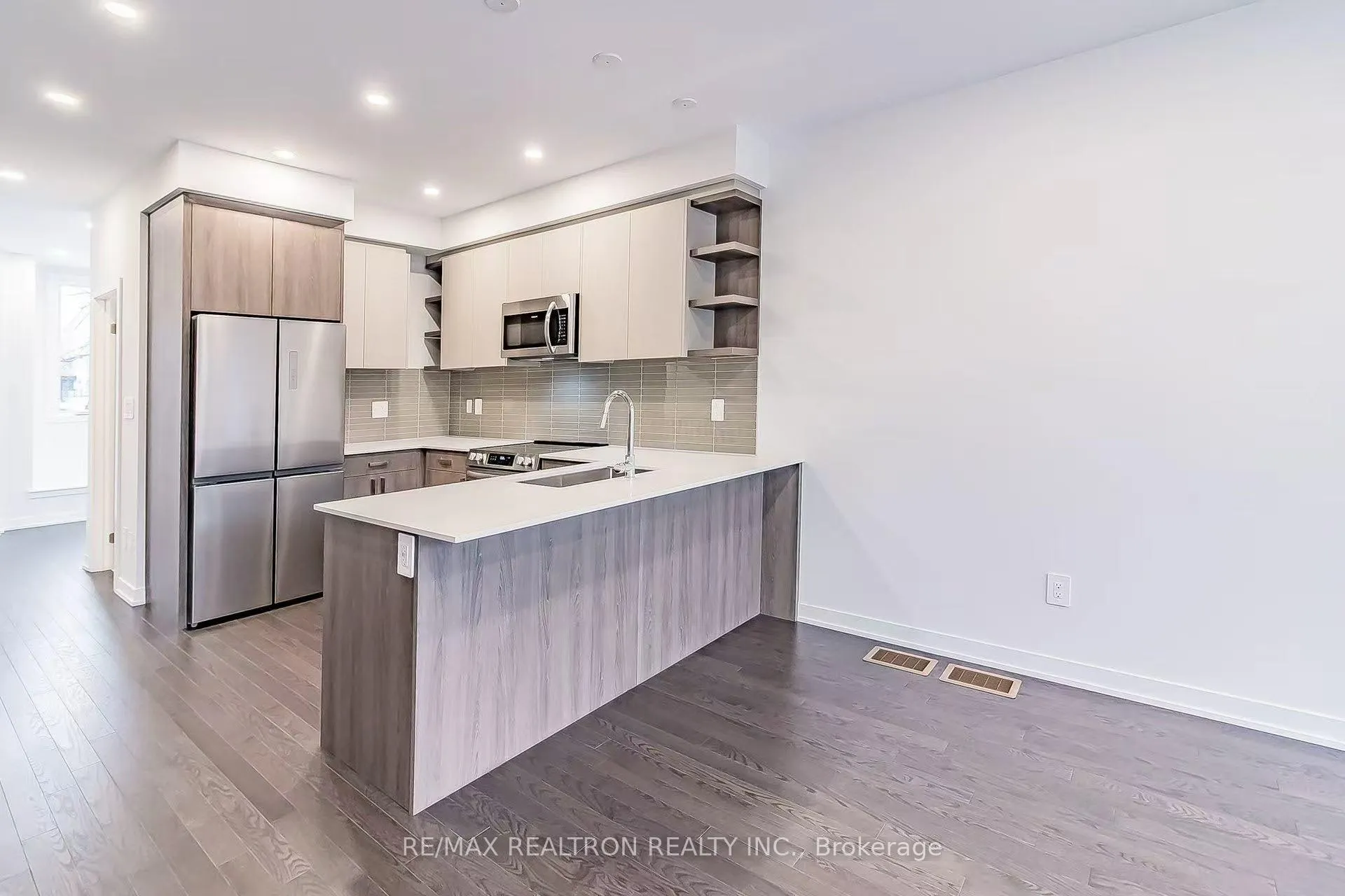 Photo 7 of 432 Lawrence Heights, Toronto, Englemount-Lawrence — HOMEH