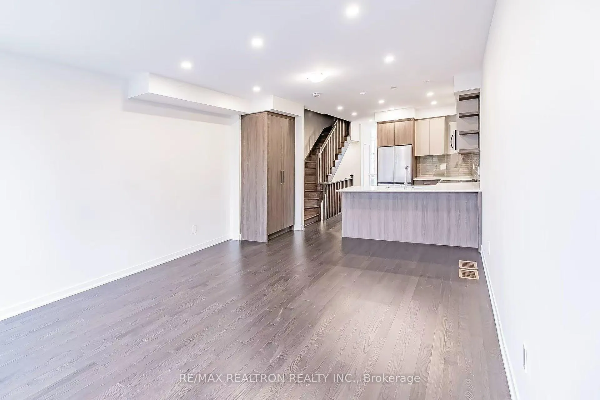 Photo 9 of 432 Lawrence Heights, Toronto, Englemount-Lawrence — HOMEH