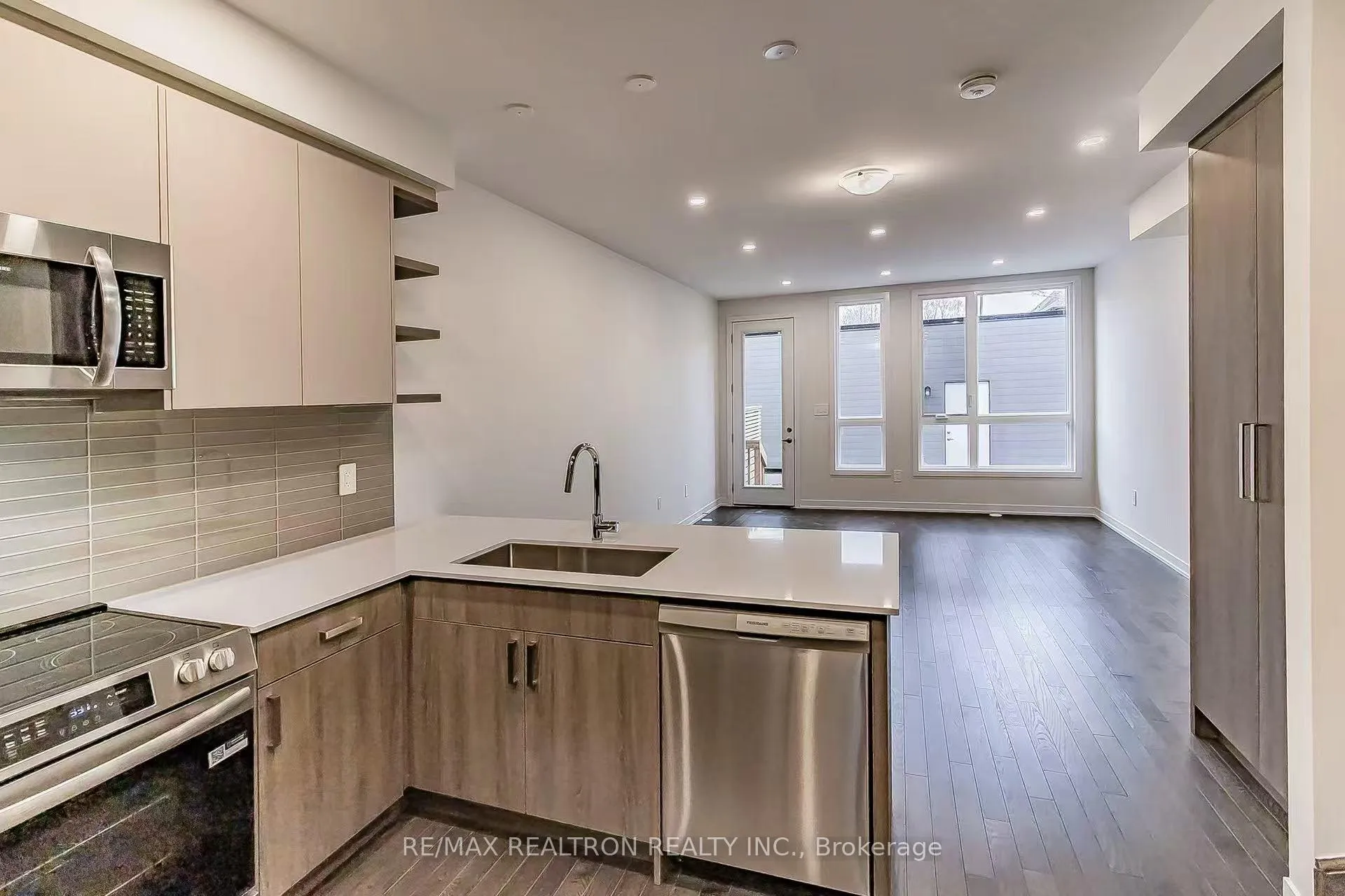 Photo 11 of 432 Lawrence Heights, Toronto, Englemount-Lawrence — HOMEH