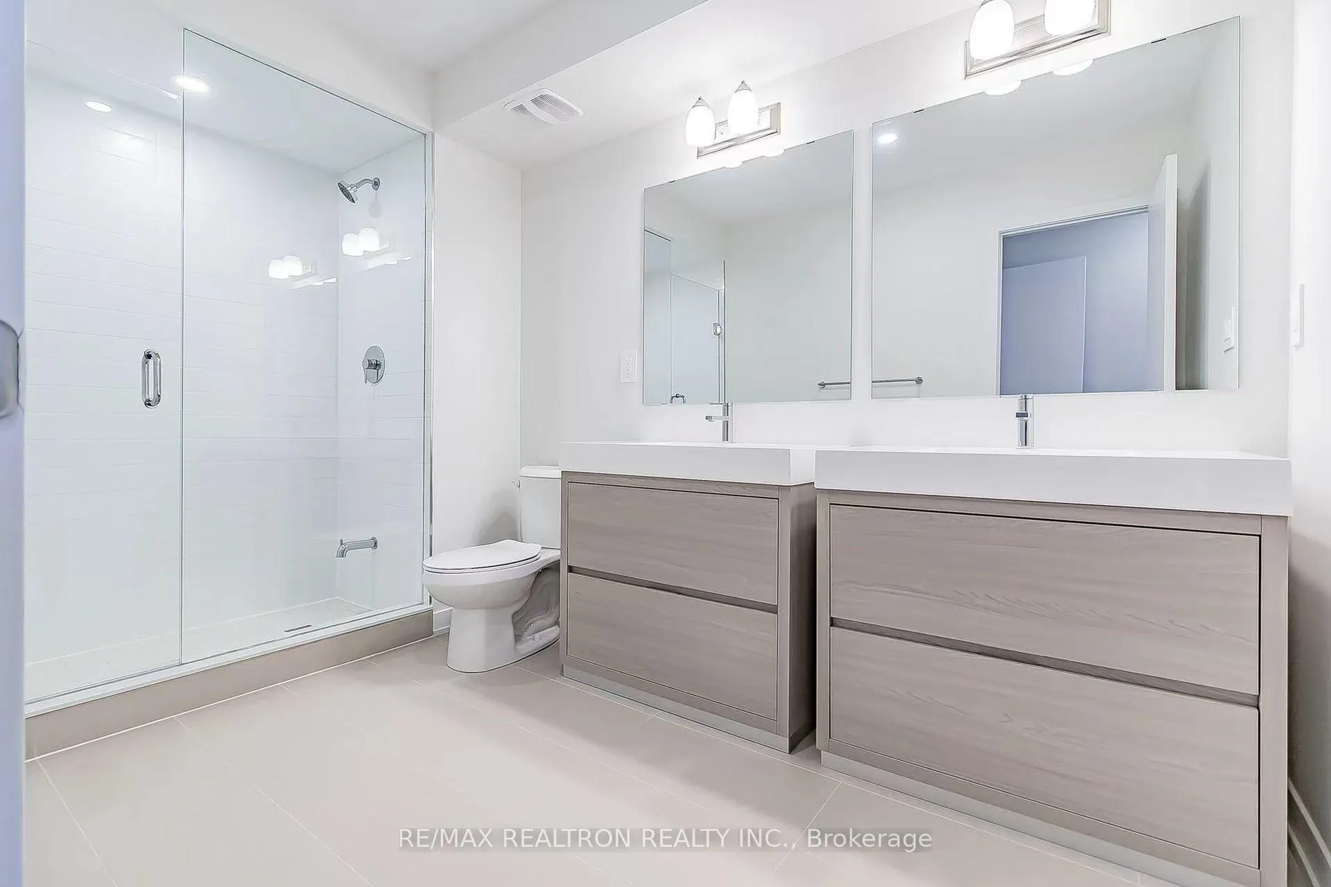 Photo 13 of 432 Lawrence Heights, Toronto, Englemount-Lawrence — HOMEH