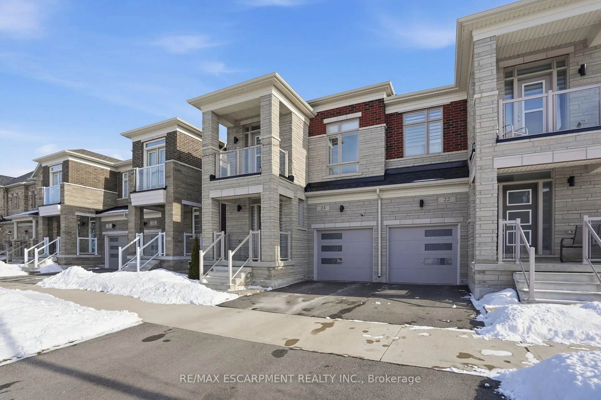 Photo 2 of 24 Great Falls Boulevard, Hamilton, Waterdown — HOMEH
