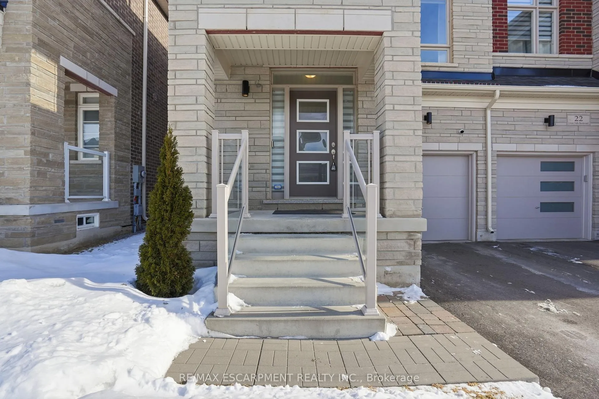 Photo 3 of 24 Great Falls Boulevard, Hamilton, Waterdown — HOMEH