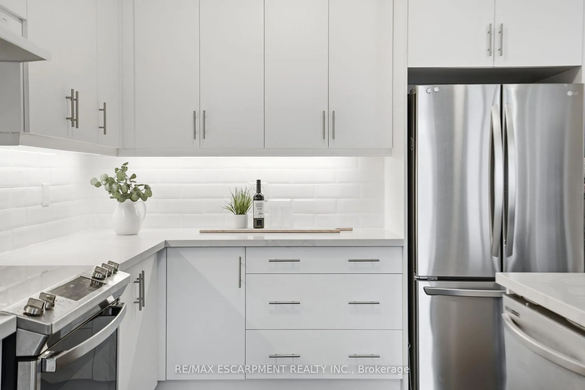Photo 10 of 24 Great Falls Boulevard, Hamilton, Waterdown — HOMEH
