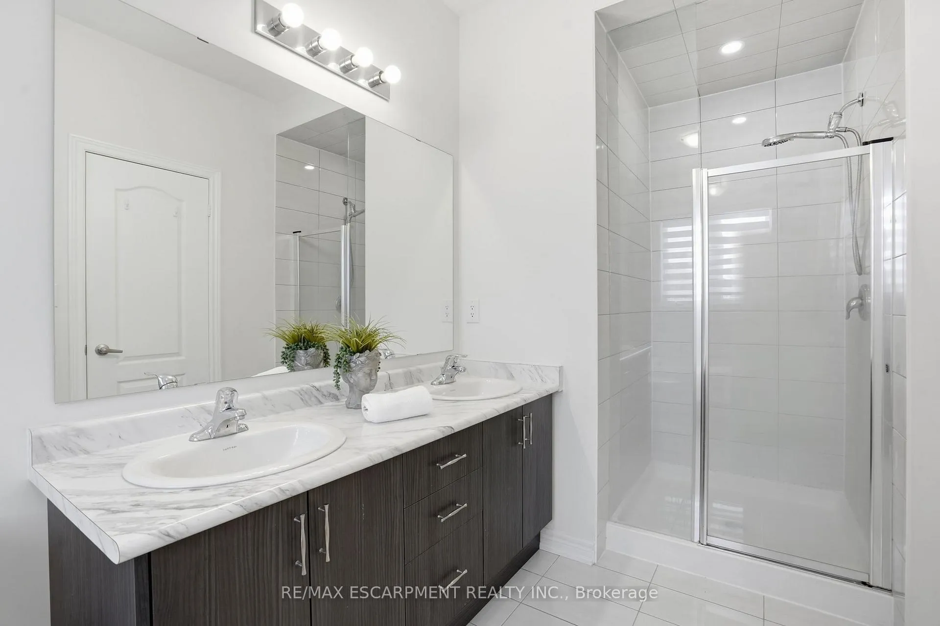 Photo 23 of 24 Great Falls Boulevard, Hamilton, Waterdown — HOMEH