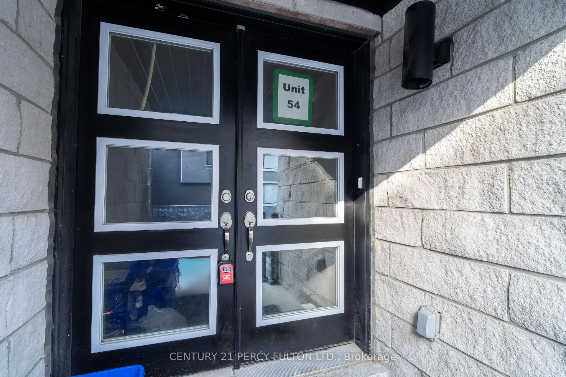 Photo 2 of 1606 Moonbeem Glen, Pickering, Village East — HOMEH