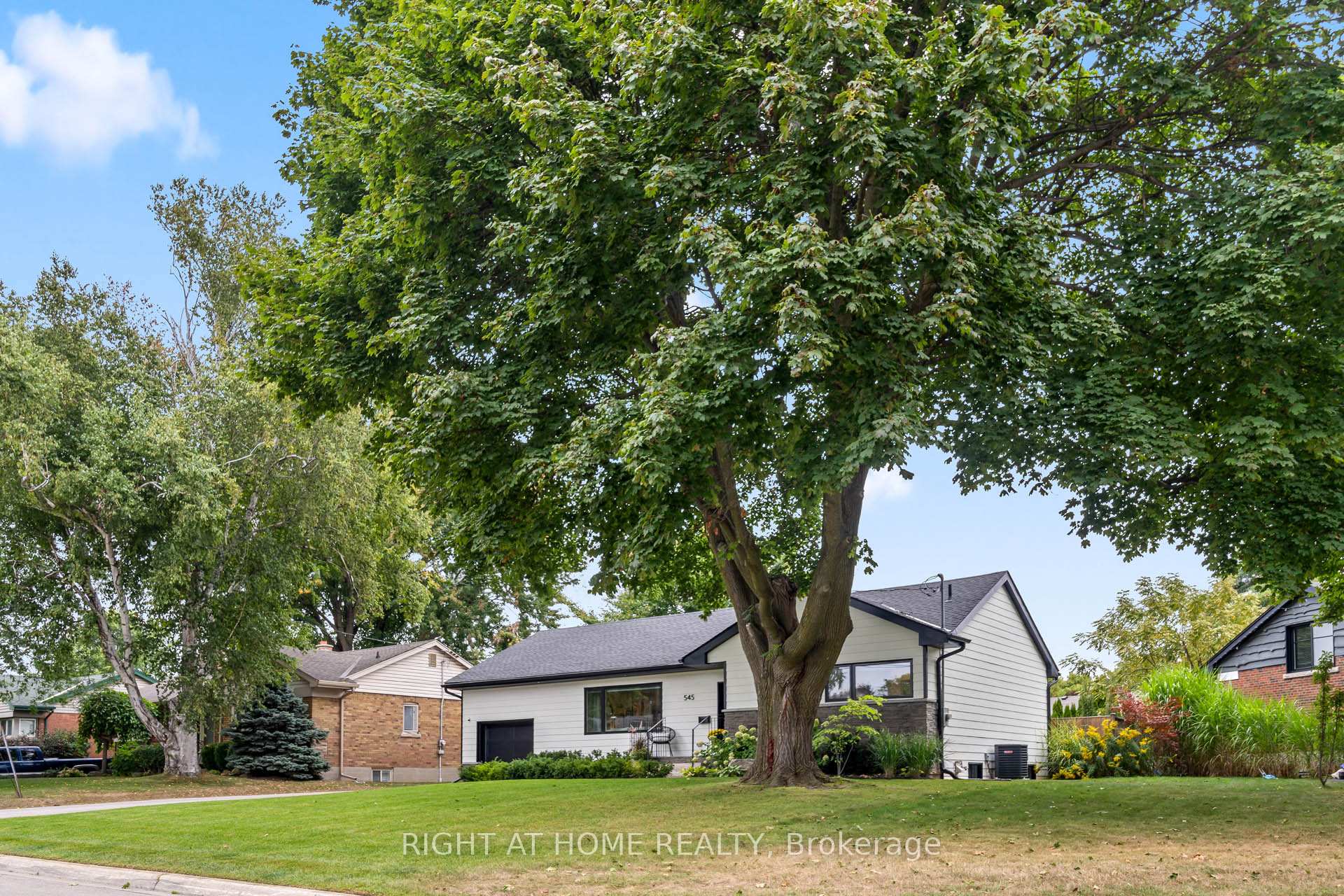 Photo 4 of 545 Huron Drive, Burlington, LaSalle — HOMEH