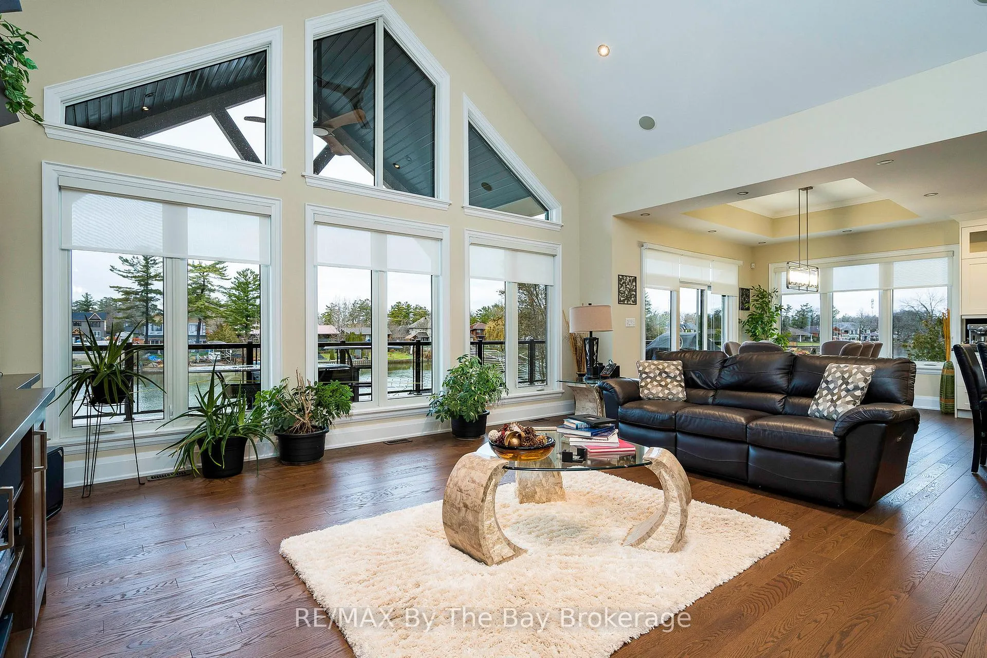 Photo 5 of 18 Edgewater Road, Wasaga Beach — HOMEH